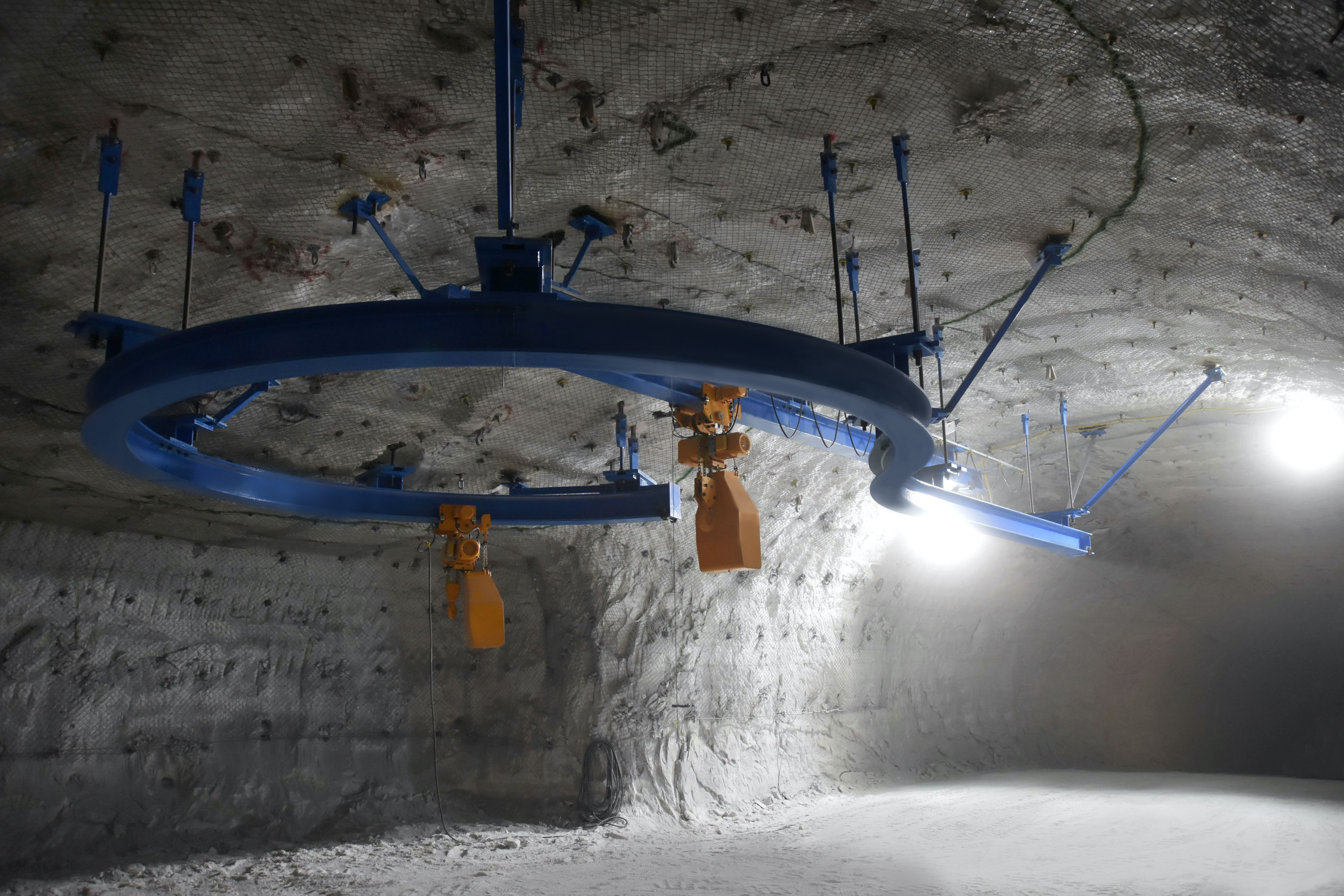 The new bunker system is being built underneath the crane track with the help of KITO ER2 electric chain hoists.