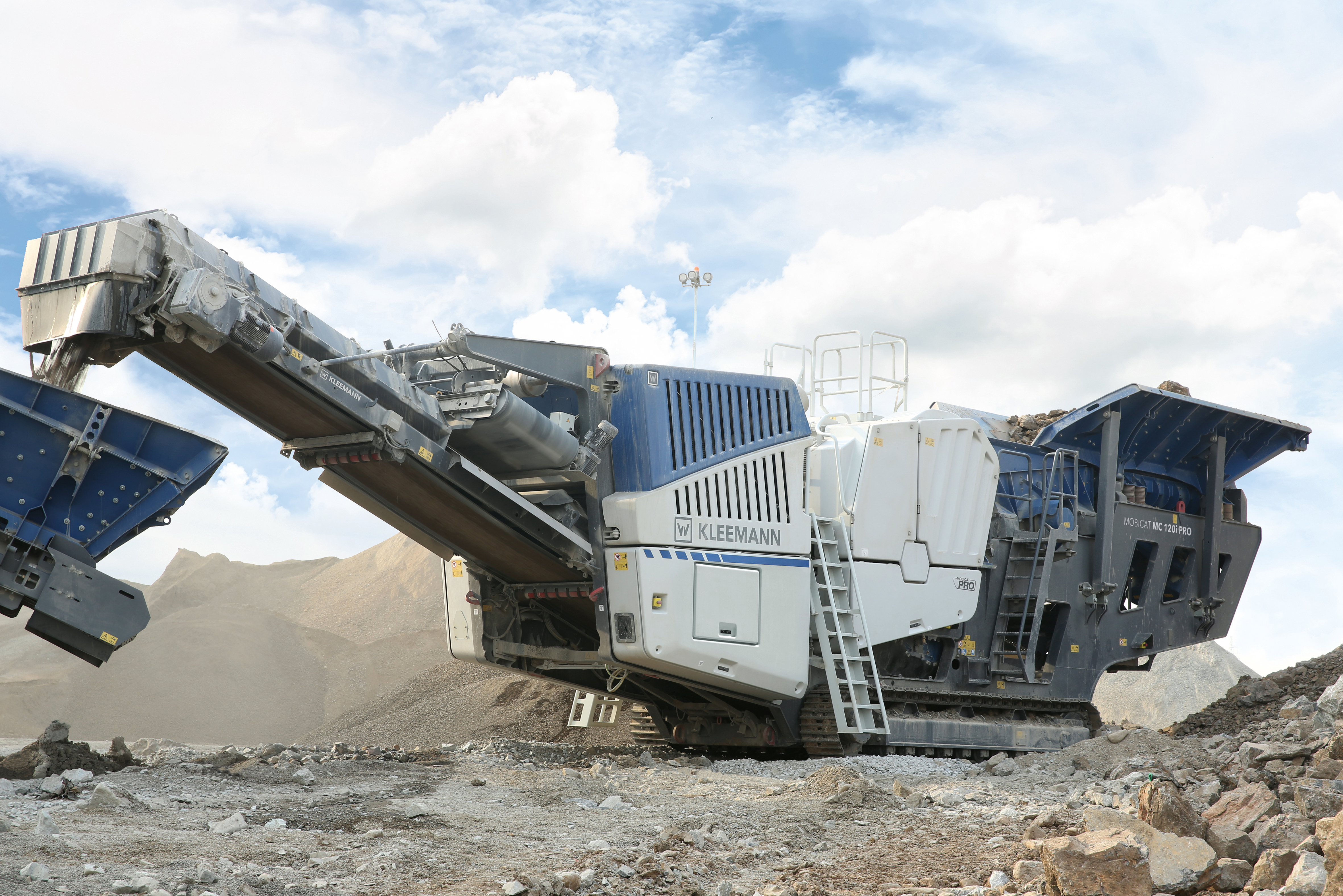 The Kleemann jaw crusher MOBICAT MC 120(i) PRO is designed for a powerful performance.
