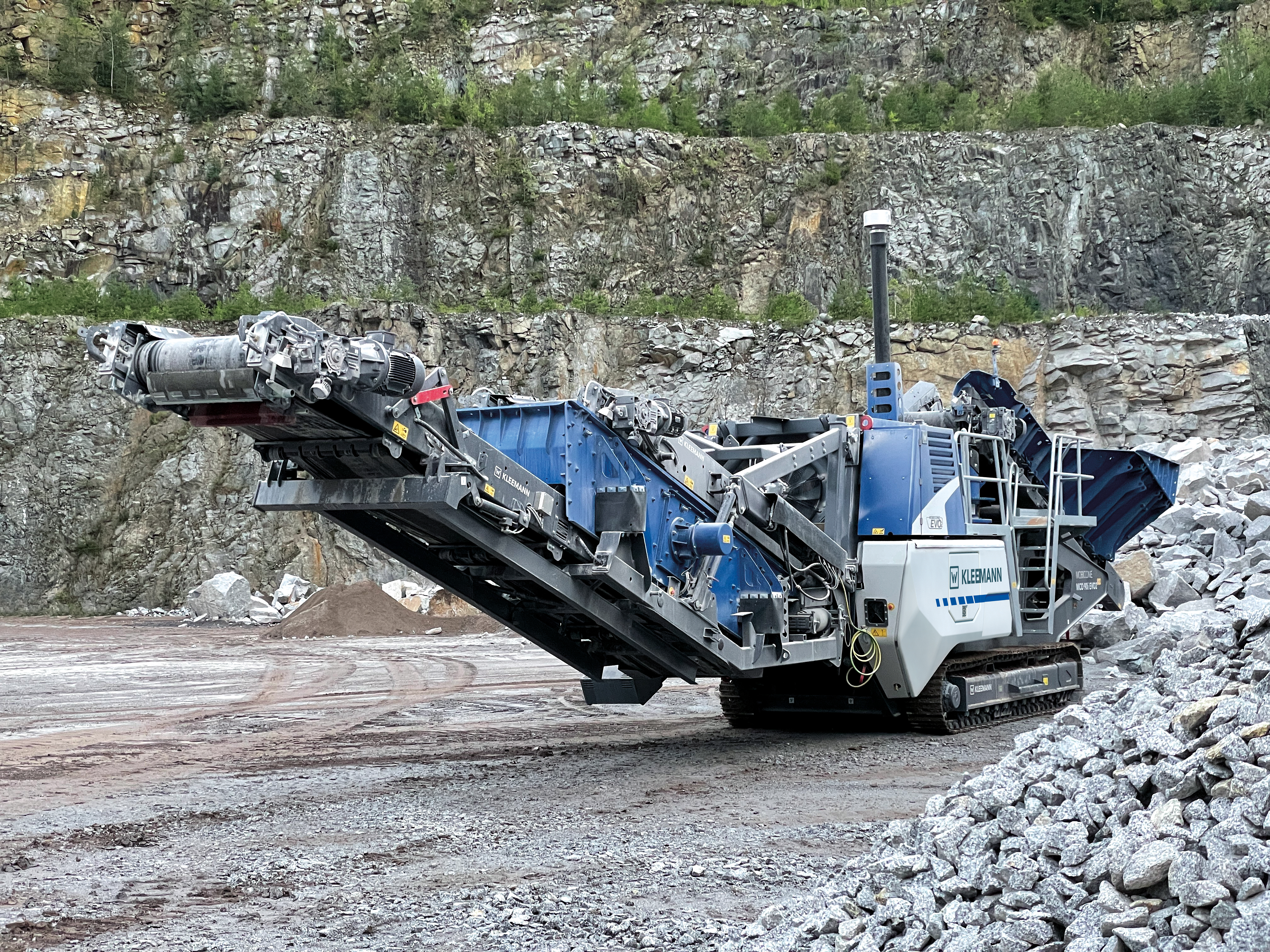 Powerful individually and as part of a team: The MOBICONE MCO 90(i) EVO2 cone crusher from Kleemann.