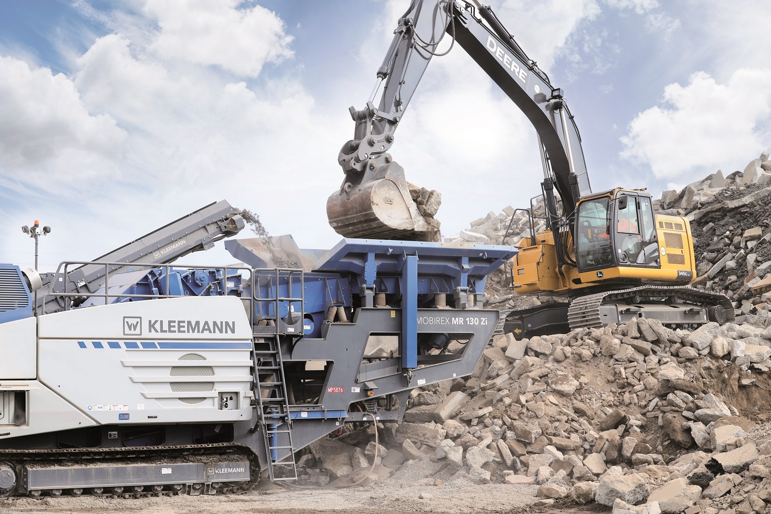 Kleemann MOBIREX MR 130i EVO2 at work with the John Deere excavator 345GLE recycling concrete in California.