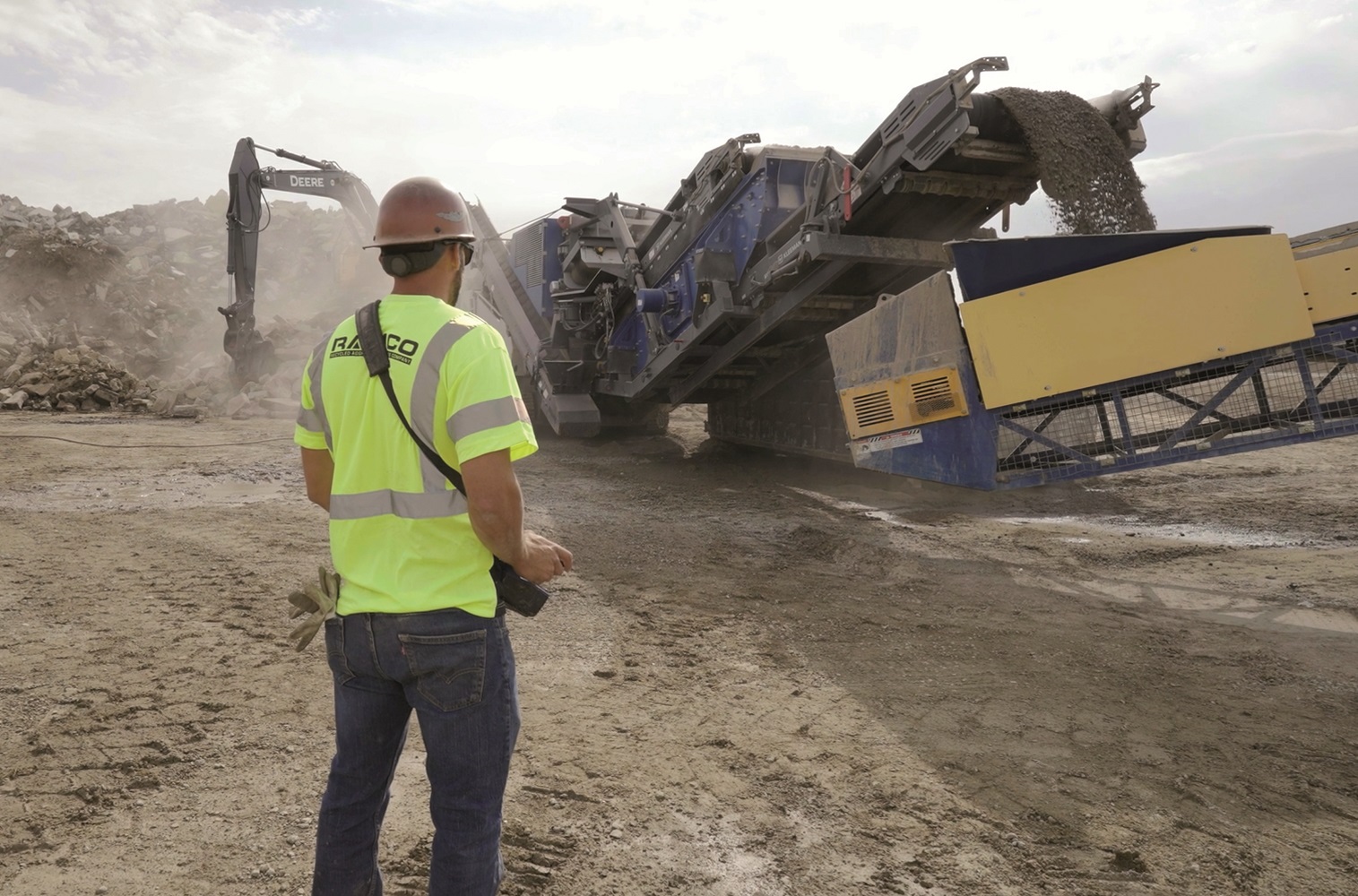 The MR 130i EVO2 can be operated conveniently from a safe distance with the radio remote control. 