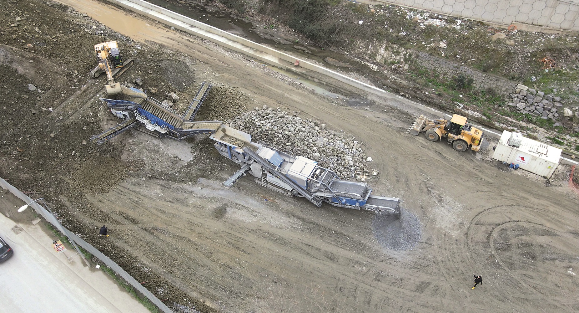 Plant train consisting of MOBIREX MR 130i EVO2 and MOBISCREEN MSS 802i EVO during material processing for concrete production and road substructures.