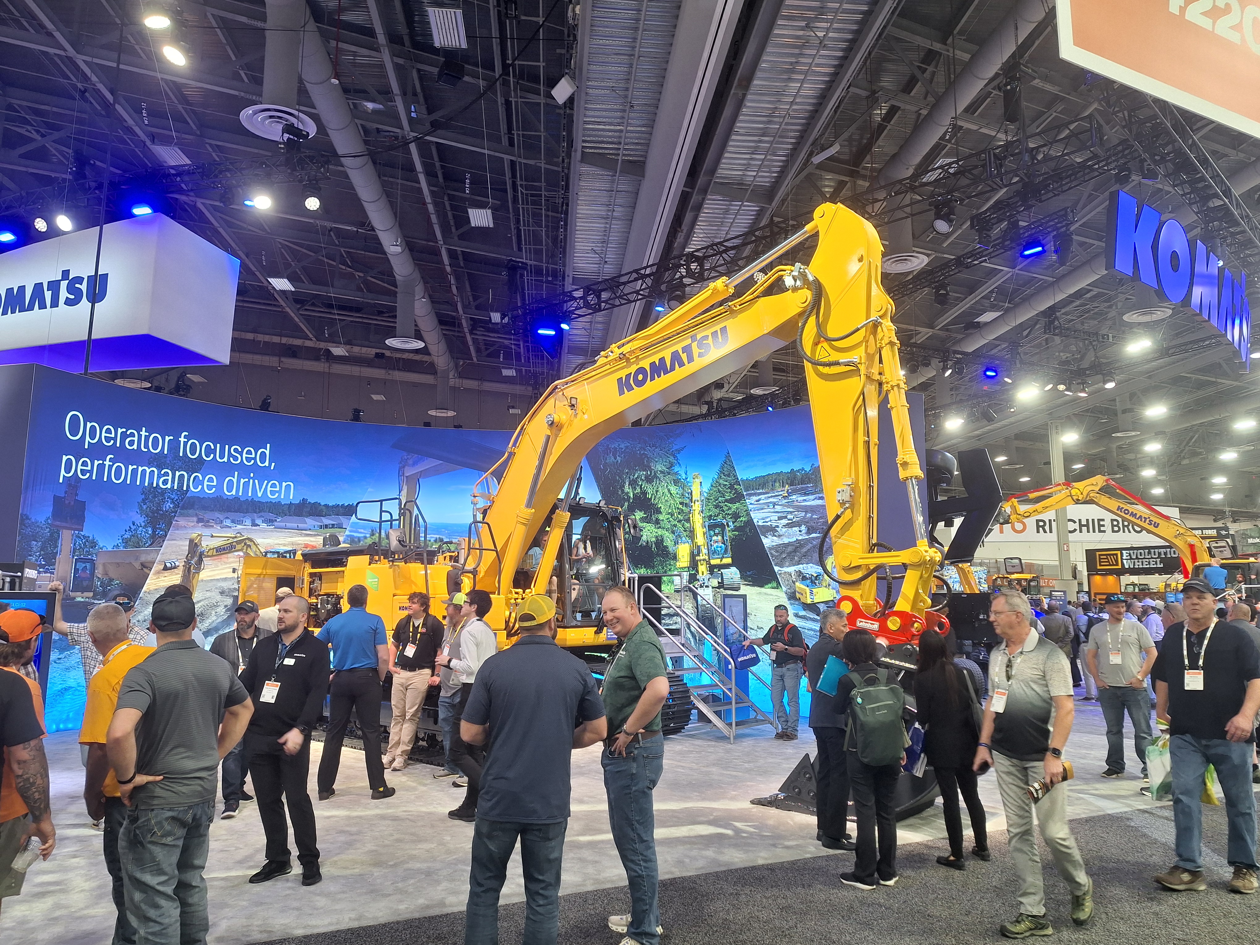 Komatsu PC220LCi-12