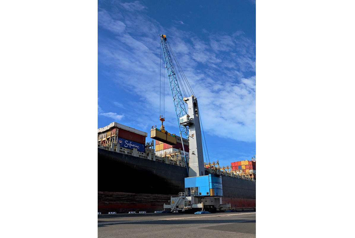 Konecranes Gottwald Model 7 mobile harbor crane in container handling operation
