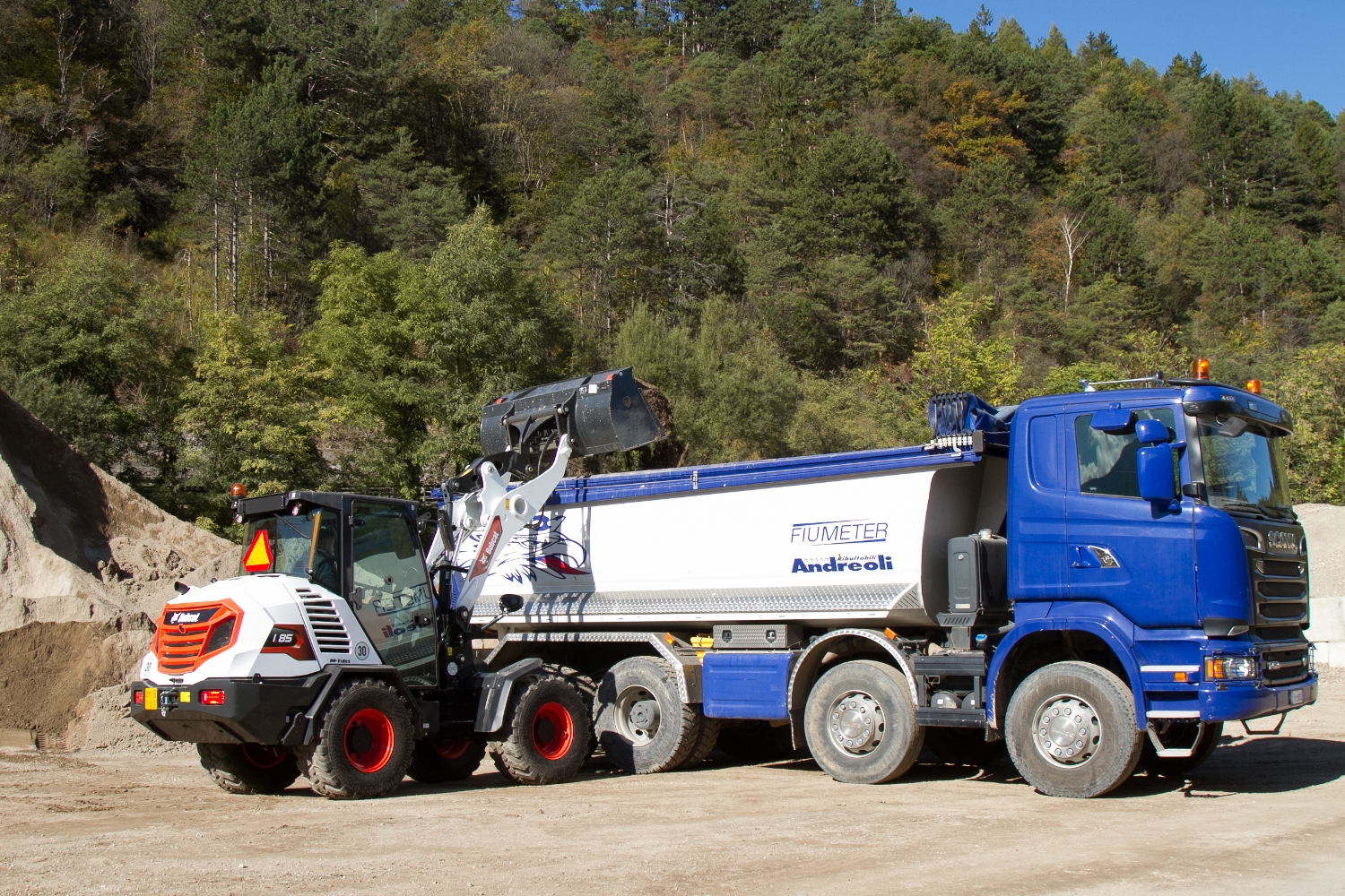 First Bobcat L85 Compact Wheel Loader Sold in Italy <br> Image source: Doosan Bobcat EMEA