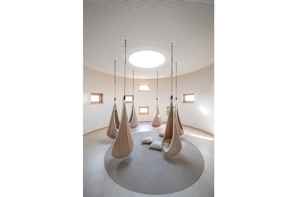 Glass architecture connects the outside with the inside <br> Image source: LAMILUX