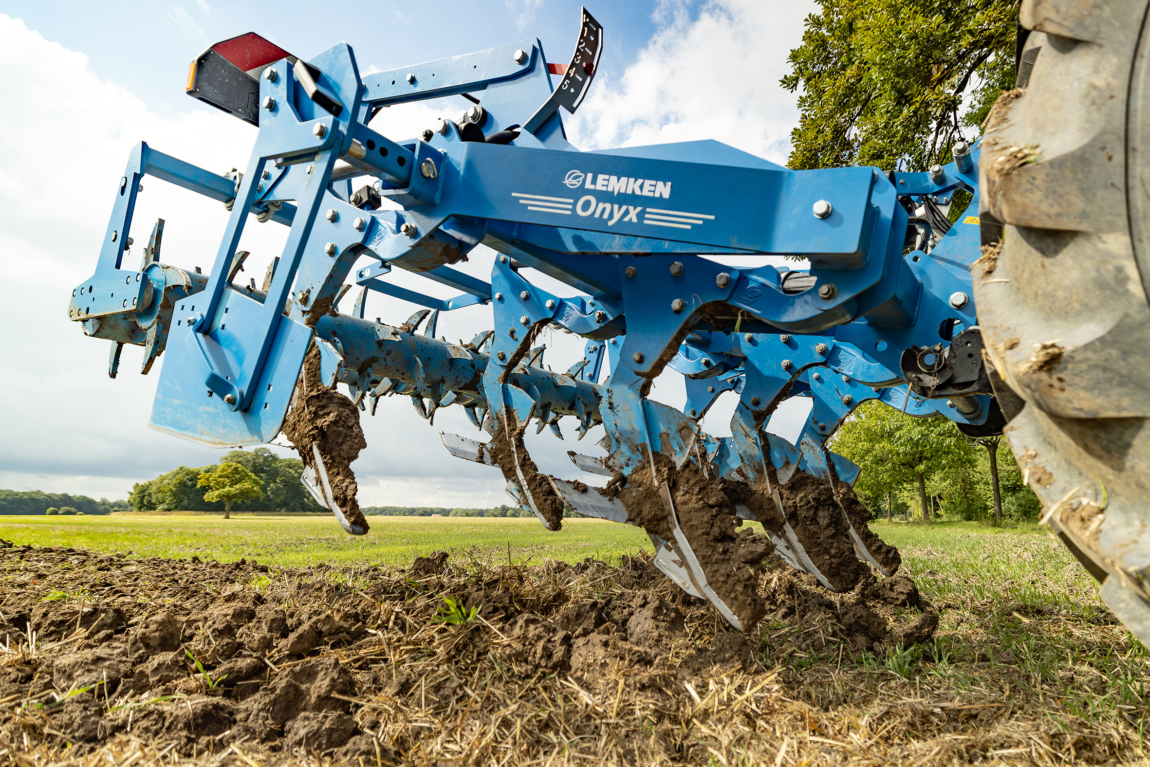 The mixing share with wings and the double spiked roller ensure the desired working result up to a working depth of 40 cm.