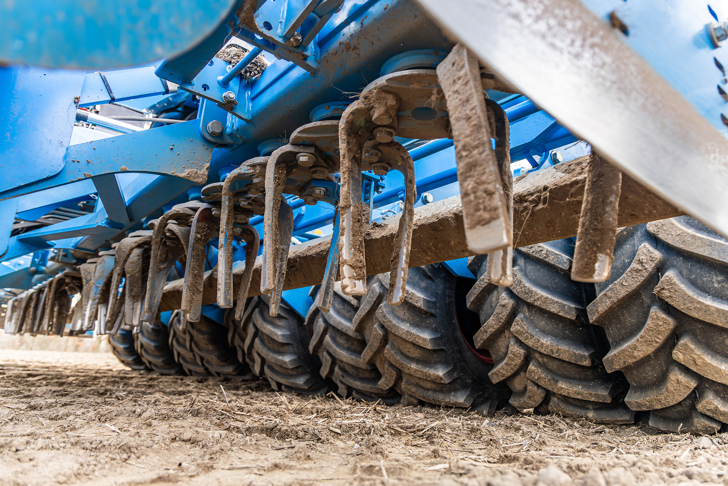 The high-performance LEMKEN Zirkon power harrow ensures a perfect soil structure for subsequent seed placement.