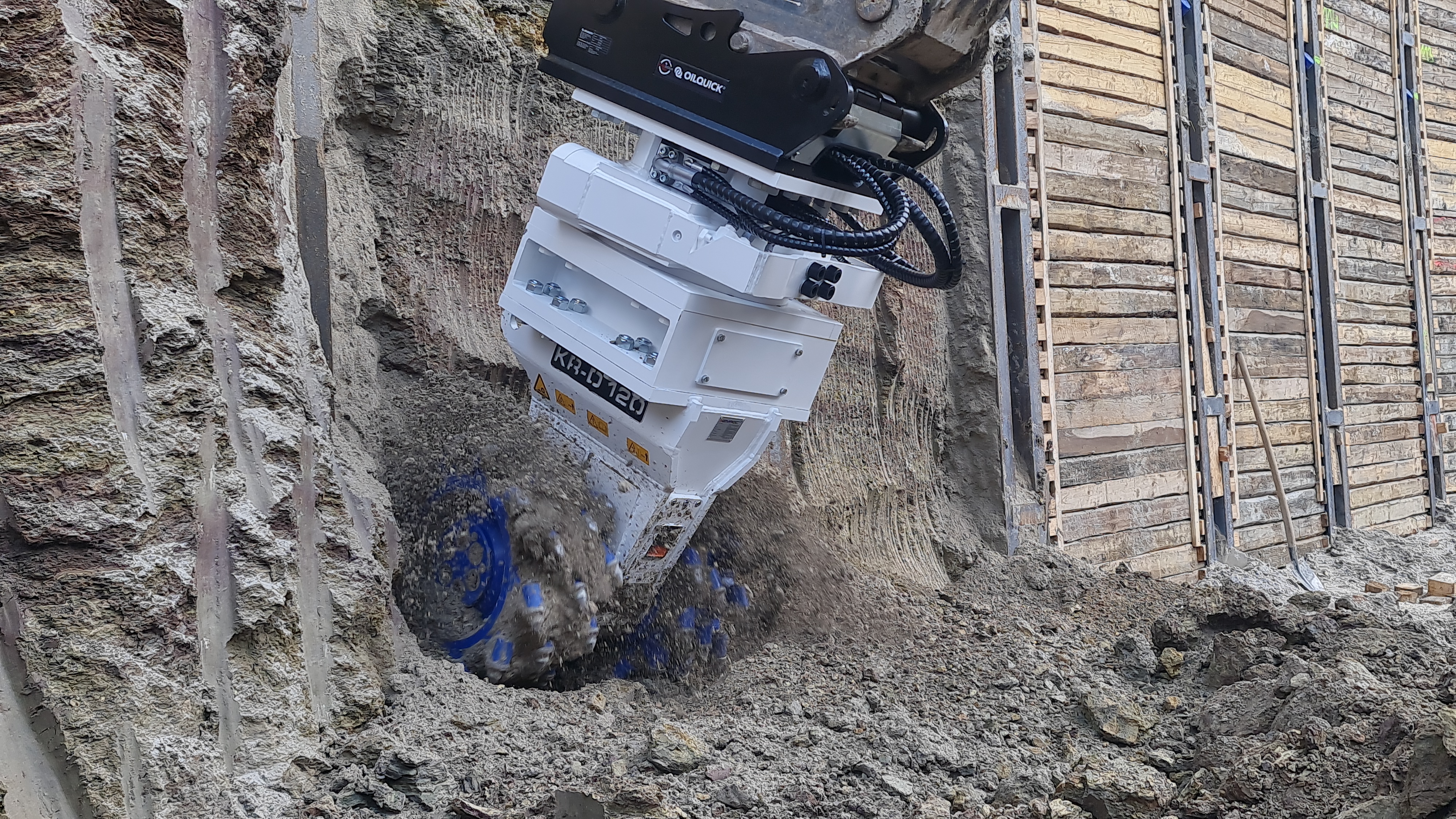 With vertical movement the drum cutter attachment, the operator removes material from between the individual girders, into which the timber shoring can be inserted.
