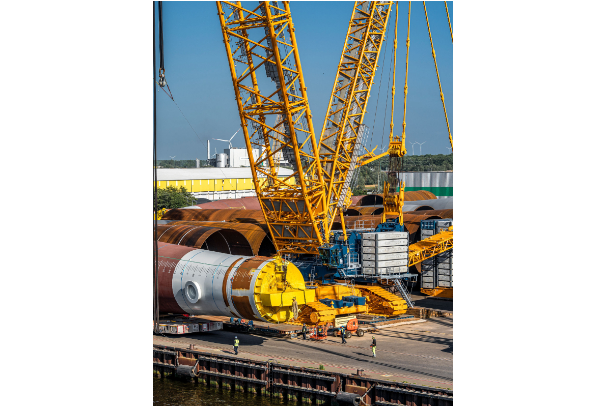 The forces are transferred in full width to the slewing platform via the 7.5-metre-wide HighPerformanceBoom. 