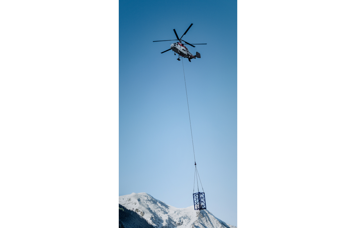The helicopter transported components from their delivery location to the site on Mont Blanc.