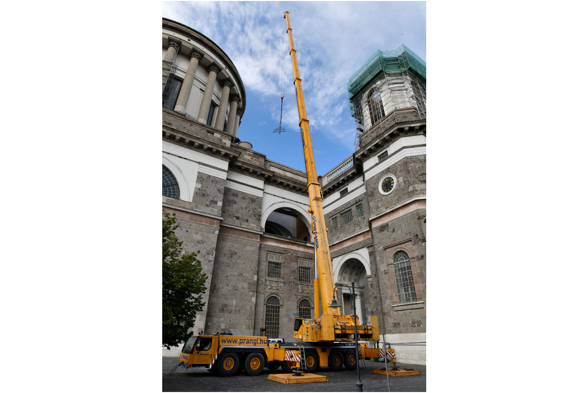 A Liebherr LTM 1250-6.1 from Prangl on site in front of the cathedral in Esztergom.