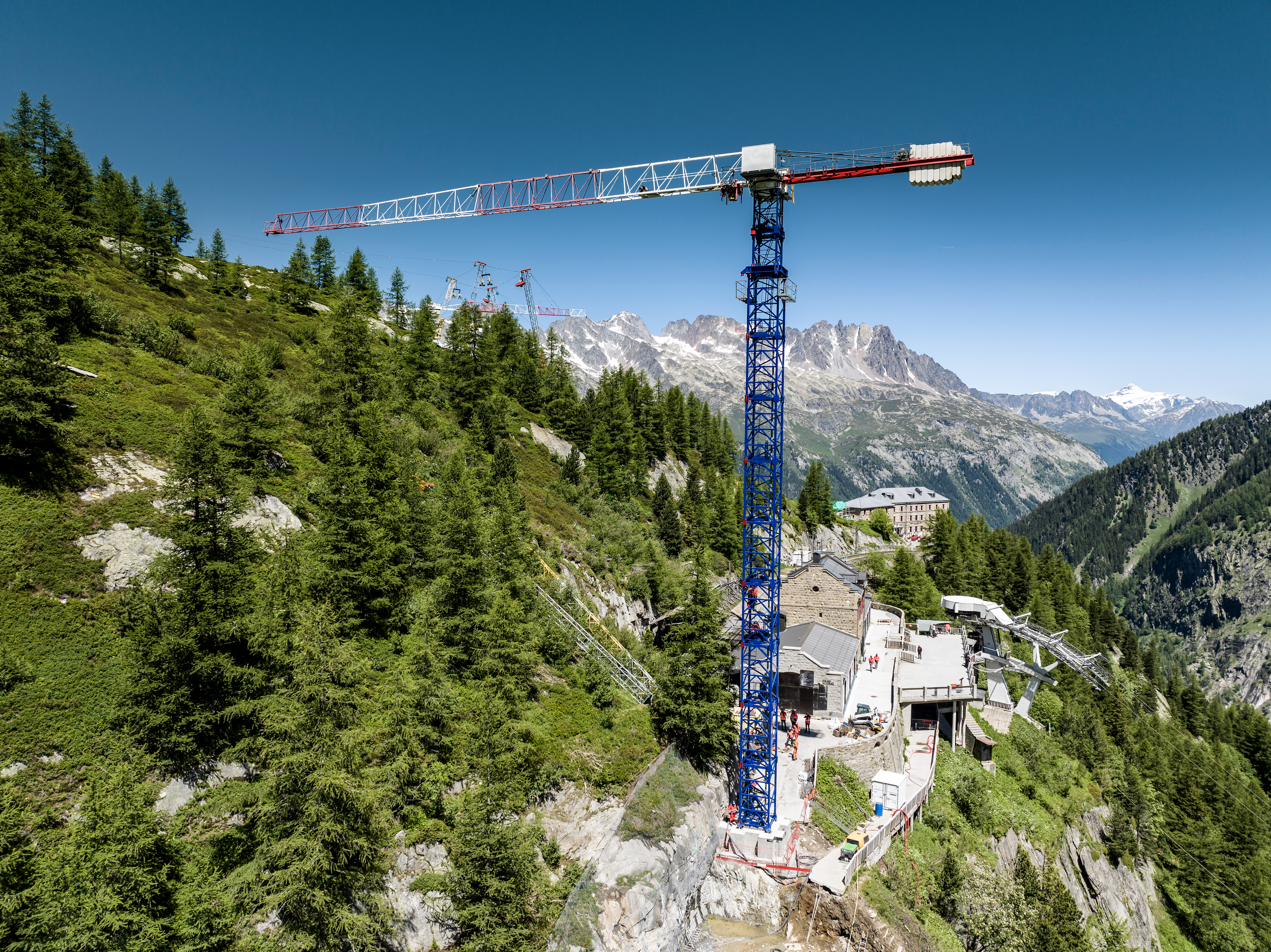 Liebherr’s 150 EC-B 8 is helping to build a new cable car station”.