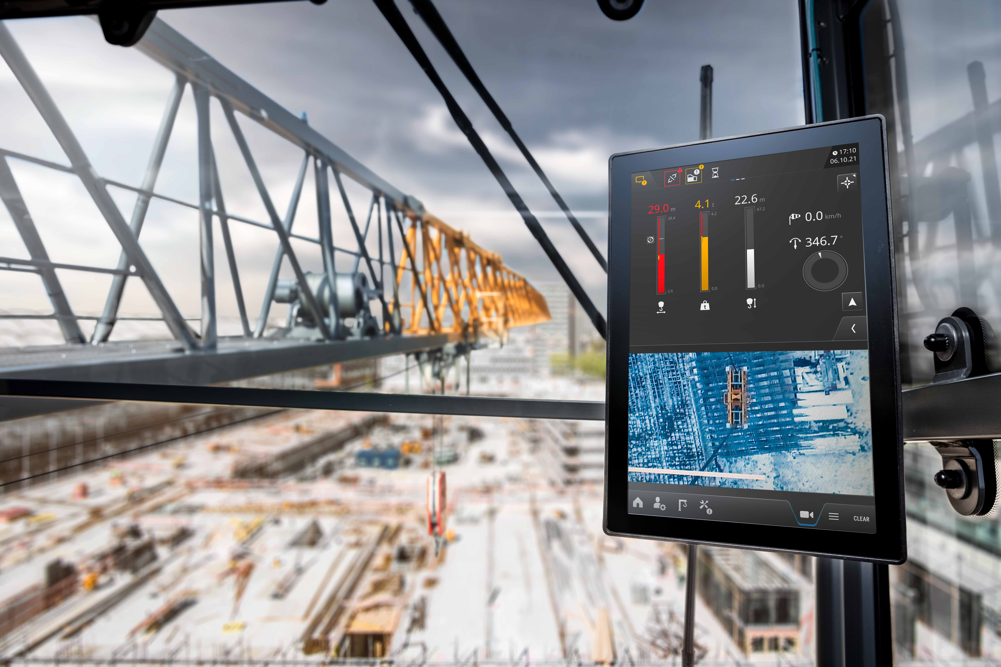 Clear overview: The Tower Crane Operating System (TC-OS) impresses with its streamlined menu structure on a twelve-inch multi-touch display. <br> Image source: Liebherr-International Deutschland GmbH