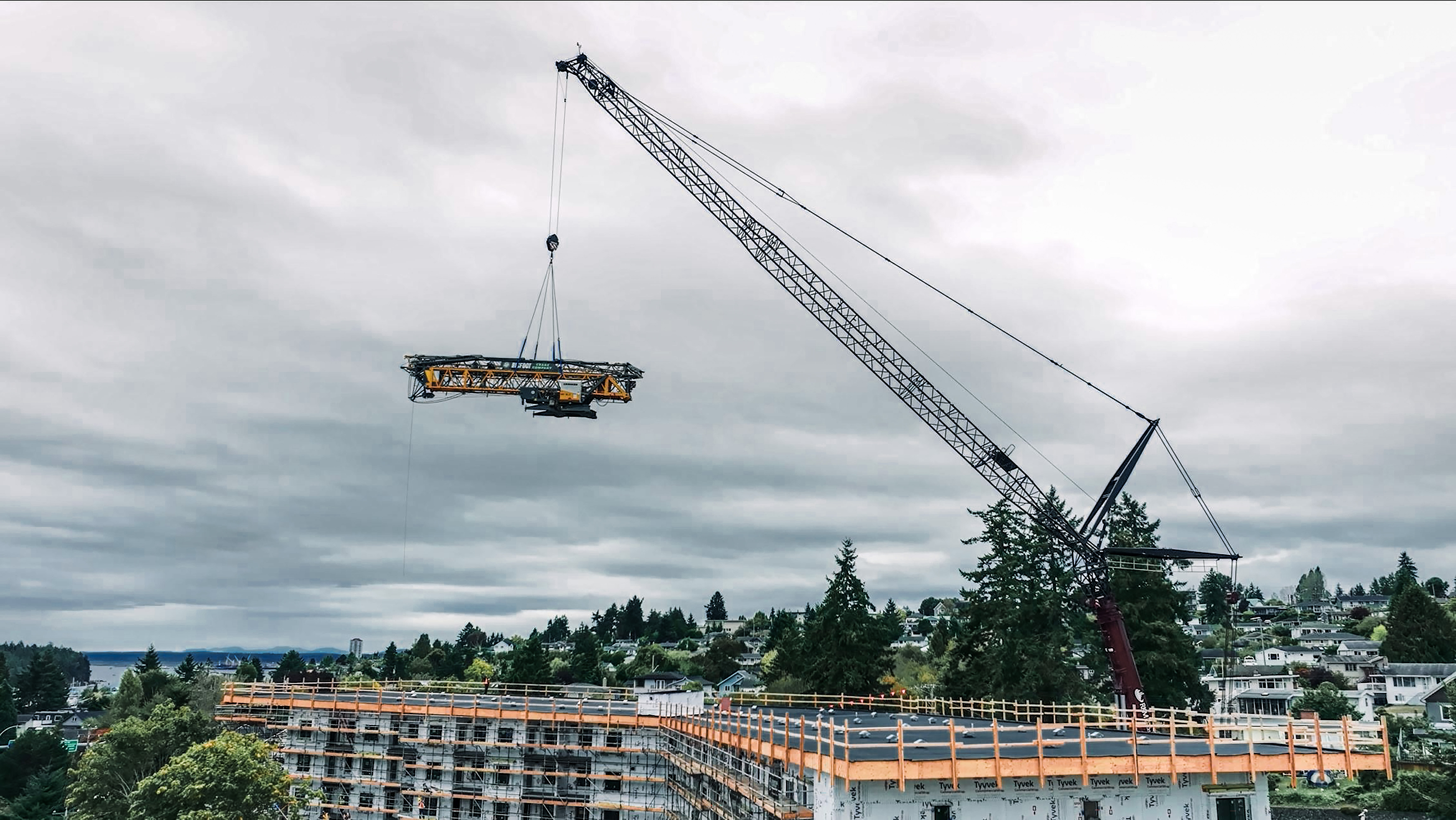  The Liebherr crane left the site in an unusual way. As there wasn't enough space to dismantle the fast-erecting crane once the building was erected, it was lifted over the building by mobile crane.