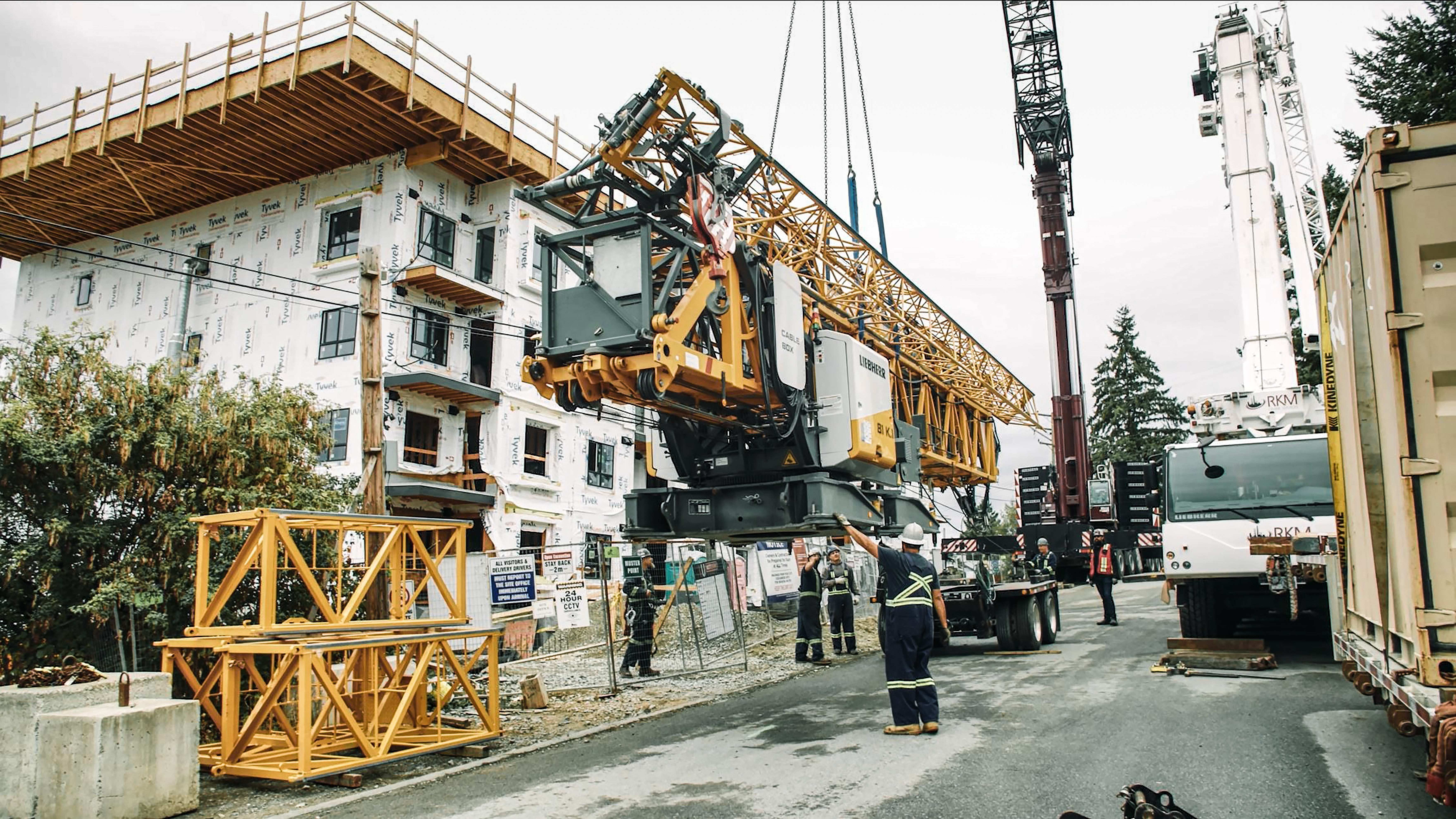  Preparation and planning for the job paid off: the crane was carefully set down on the other side of the building. 