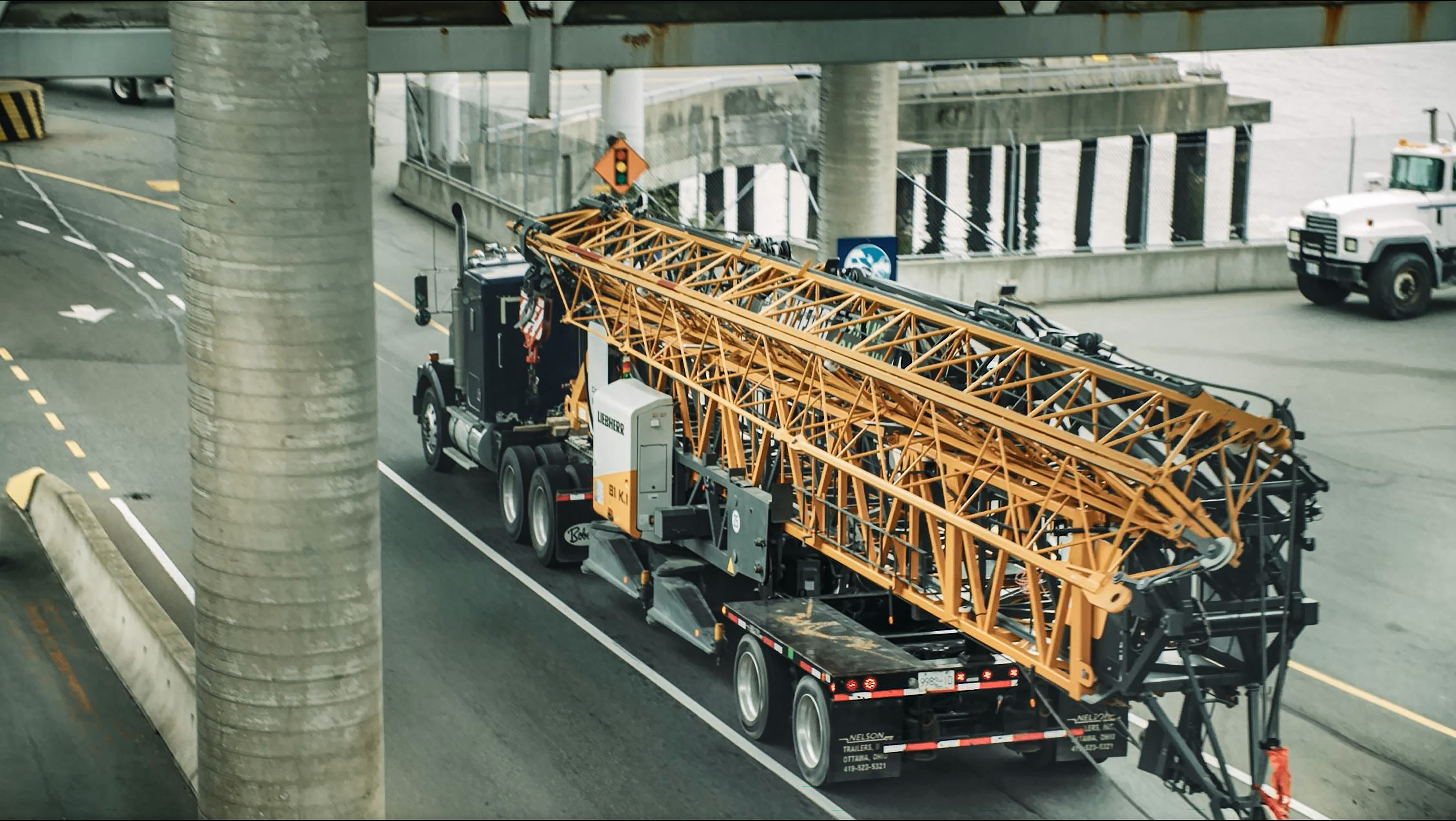  Liebherr fast-erecting cranes are optimised for transport. The crane is transported as a complete, ready-to-erect unit. Its small wheel gauge of just 6.05 metres makes the crane compact and agile. 