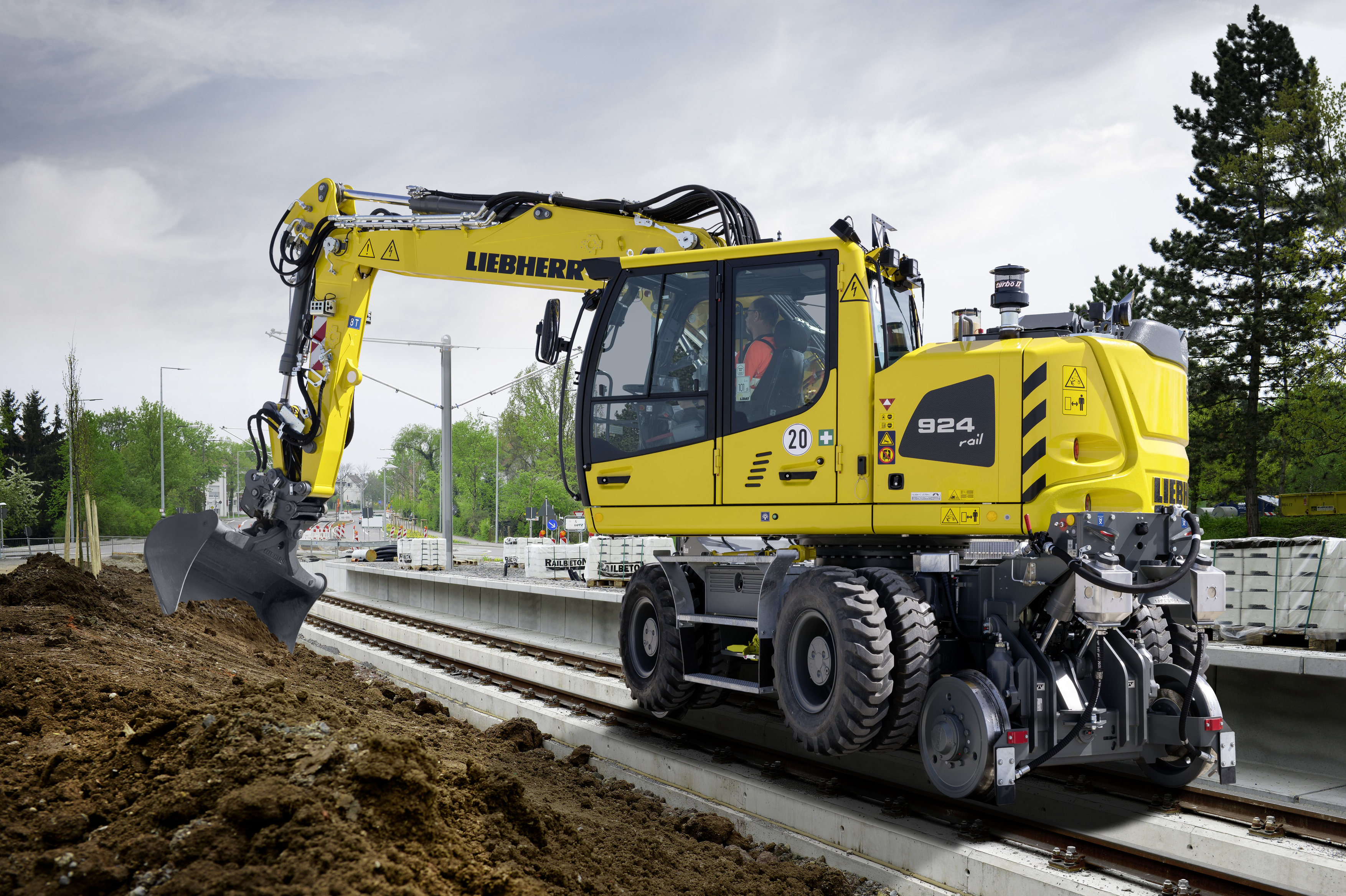 Liebherr has been successfully developing and producing railroad excavators for use both on the road and in rail transport at its site in Kirchdorf an der Iller since 1967. With the A 924 Rail Litronic, Liebherr is presenting a representative of the new generation at the trade fair.