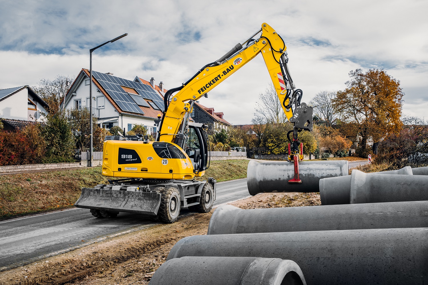 The A 918 Compact Litronic short-tail wheeled excavator is used, among other things, in pipeline and sewer construction at Feickert Bauunternehmen.