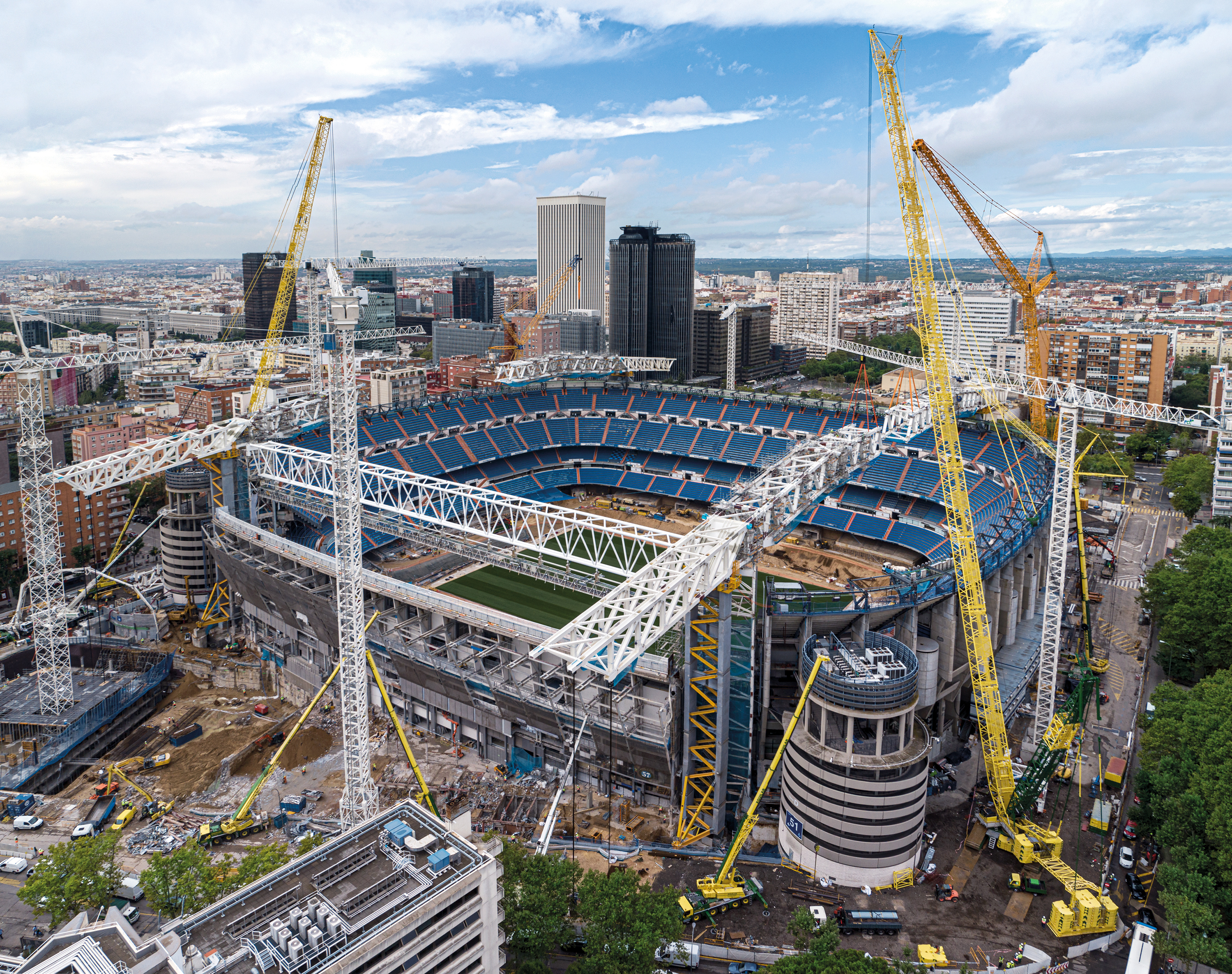 “At times we had 18 Liebherr cranes in action at the site. Obviously, we were reliant on the usual competent, fast response from Liebherr-Iberica’s after-sales service team,” says Luis Aguilar, owner of Gruas Aguilar. 