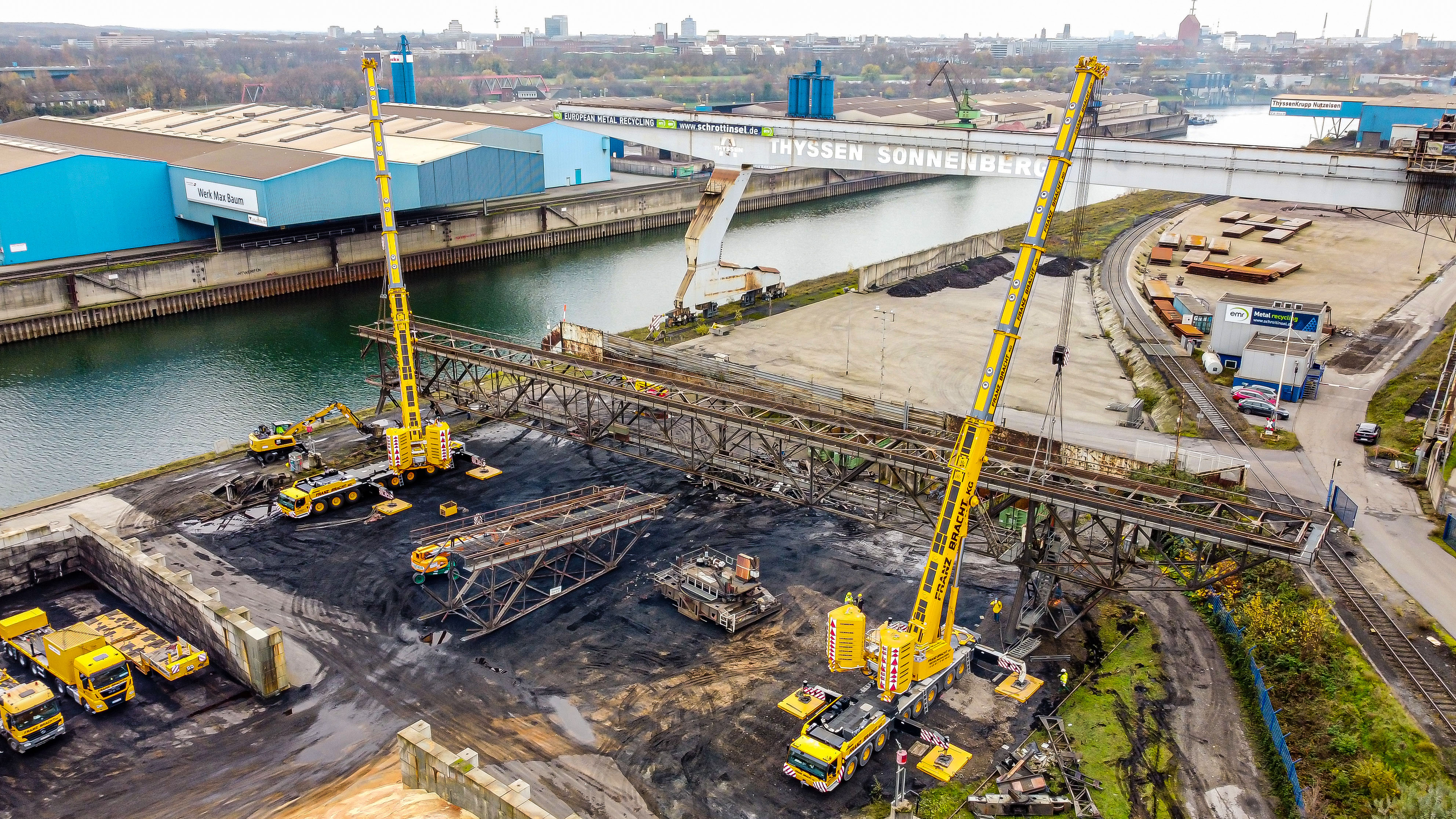 200 tonnes on the hooks of Bracht’s two LTM 1450-8.1 from Duisburg and Recklinghausen.