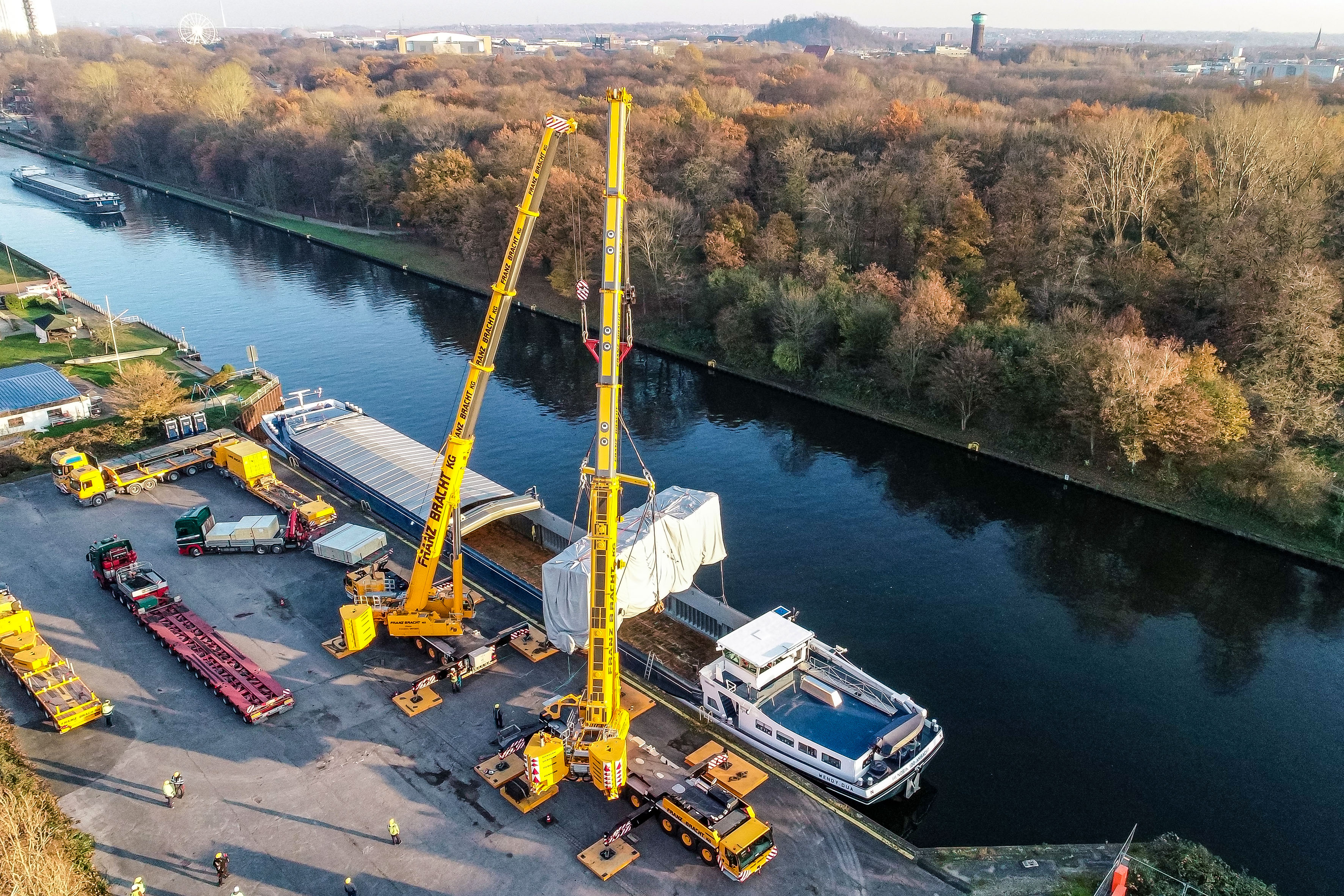 The crane operators unload the turbine from the barge in Oberhausen and slew the heavy load between the two cranes.