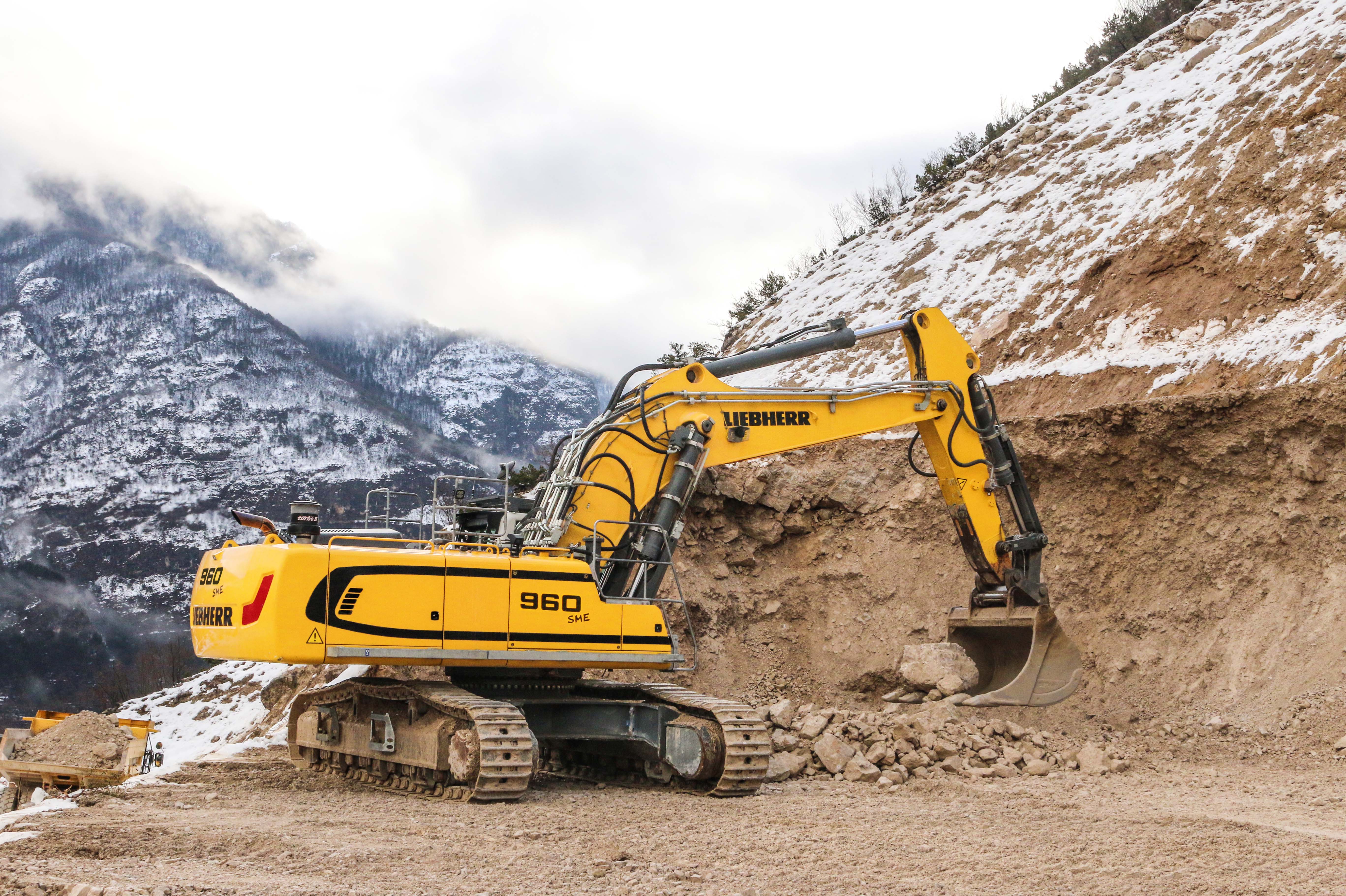 The R 960 SME crawler excavator has proven itself in quarries and mining operations around the world since 2012.