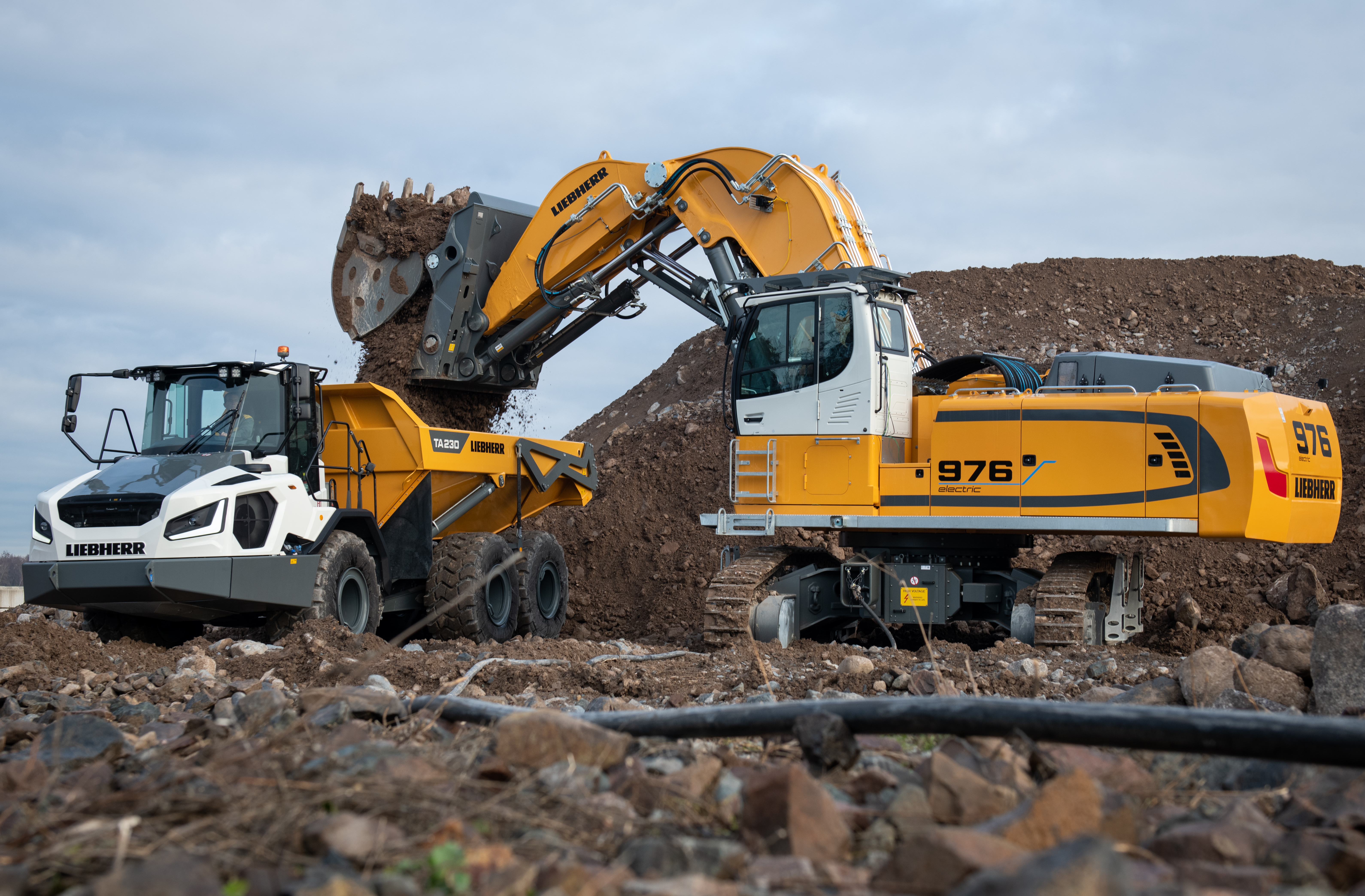 The Liebherr R 976-E electric crawler excavator replaces the ER 974 B for mine and quarry extraction.
