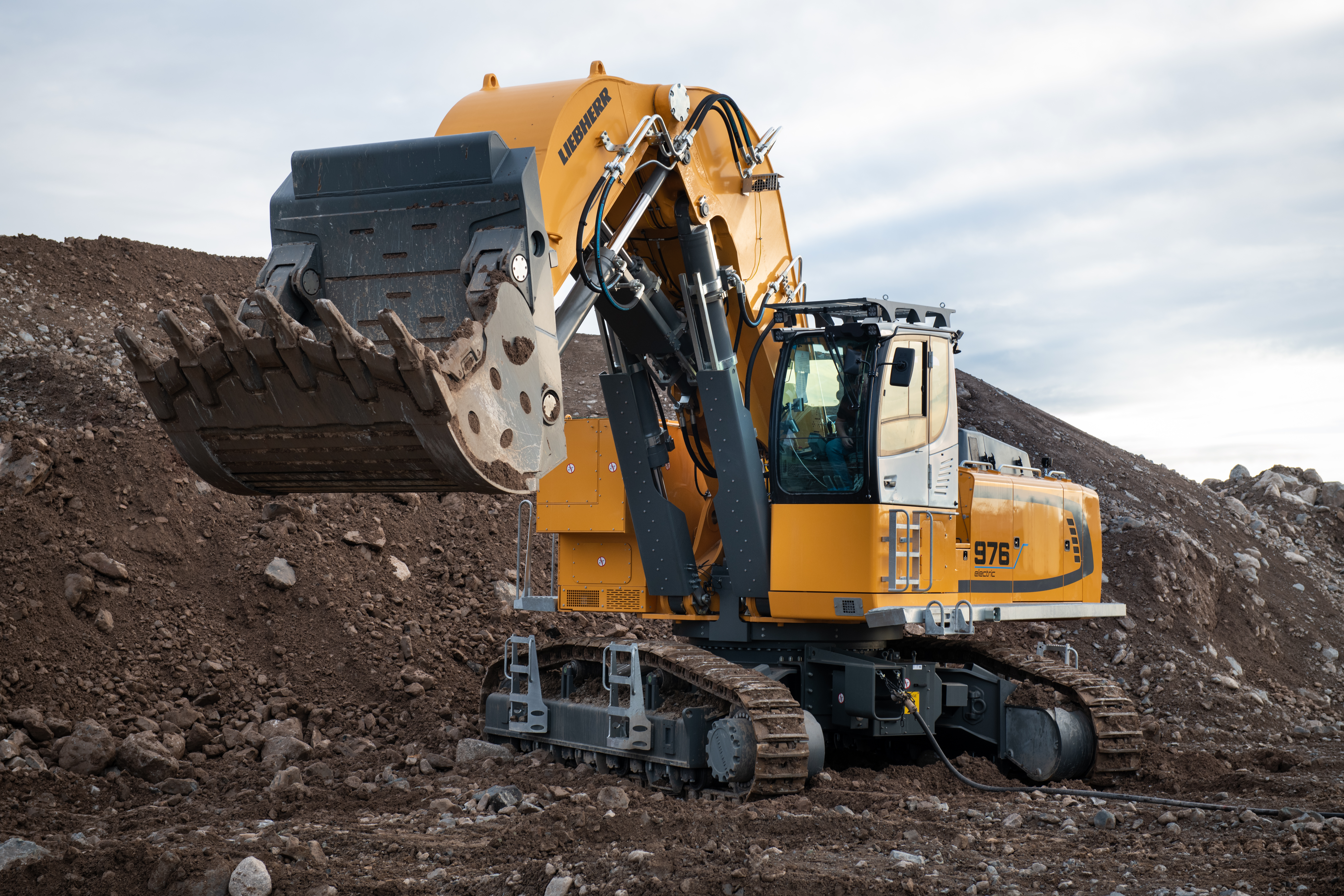 Not just extremely quiet, the R 976-E electric crawler excavator is also guaranteed to produce zero gas emissions.