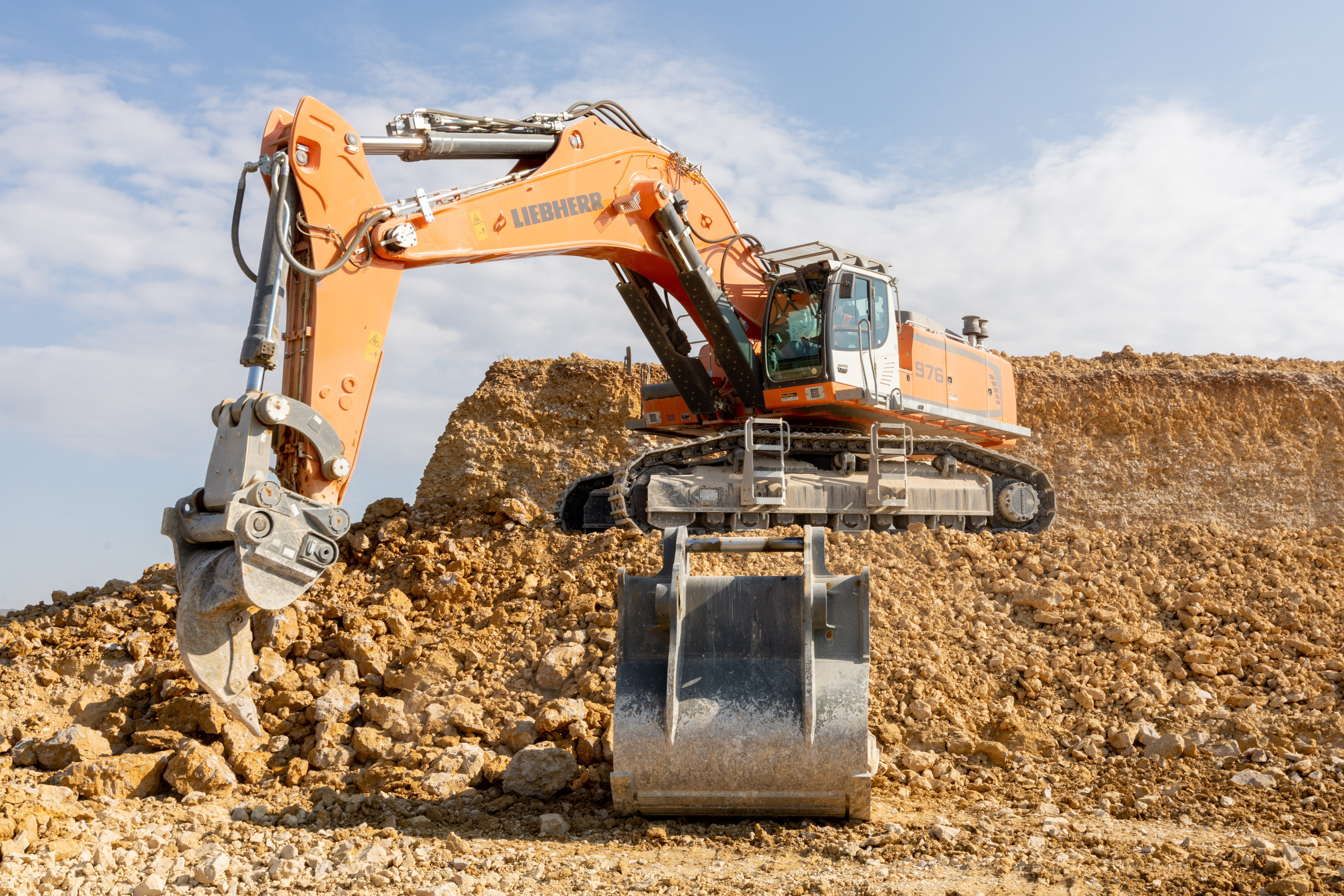 The R 976 excavator in Carrières Champenoises: an excavator adapted to the requirements of the customer.