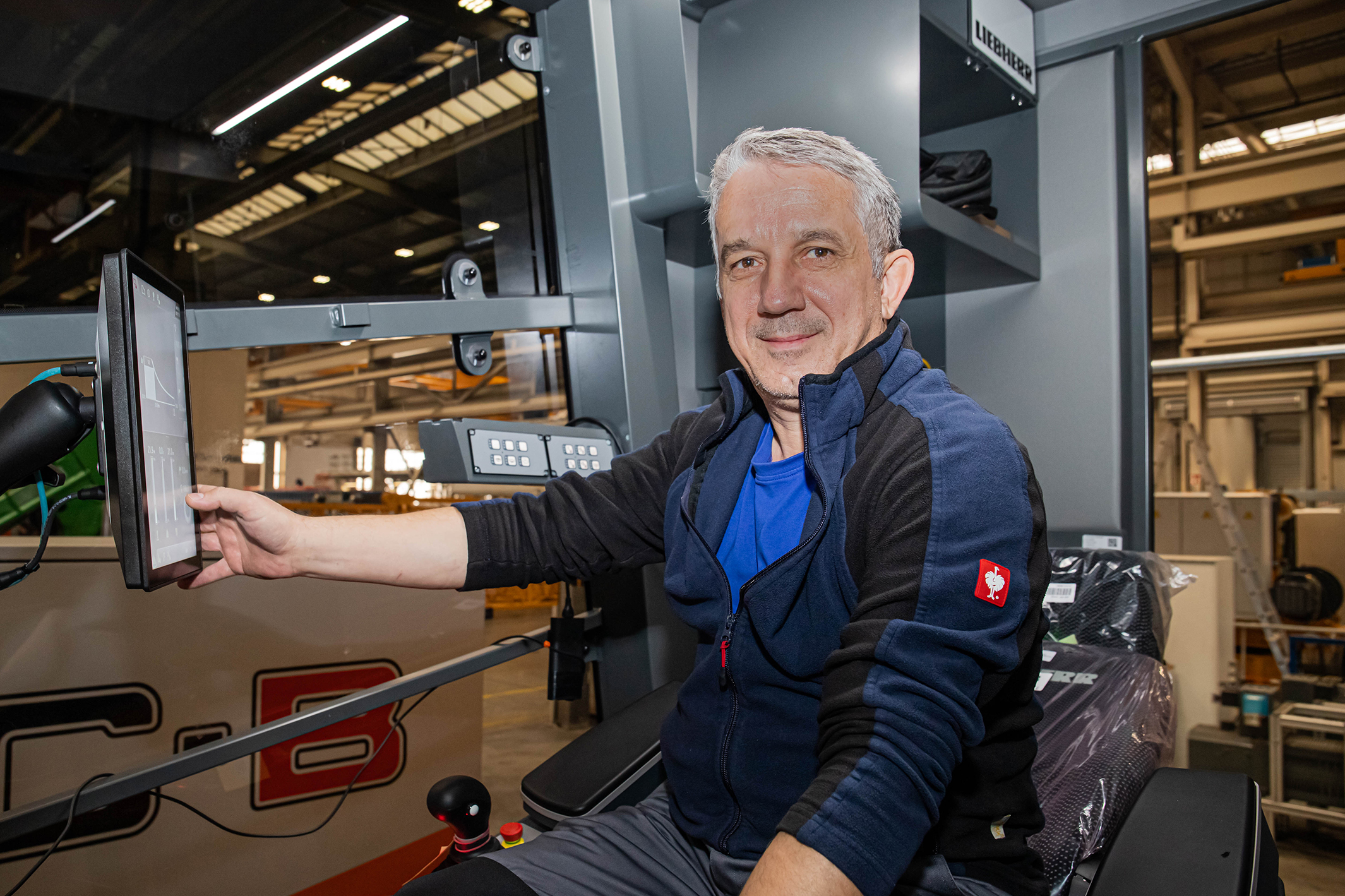User-friendly and great to operate: Viktor Zhezher is impressed by the new display. <br> Image source: Liebherr-Werk Biberach GmbH