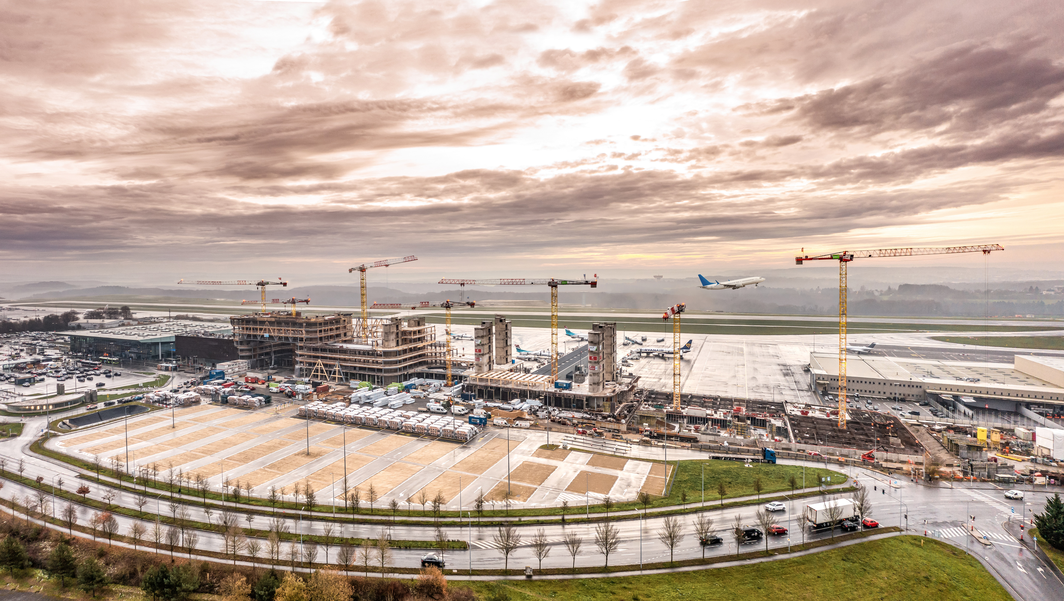 Seven Liebherr flat-top cranes are assisting with the construction of an office building at the apron of Luxembourg Airport.
