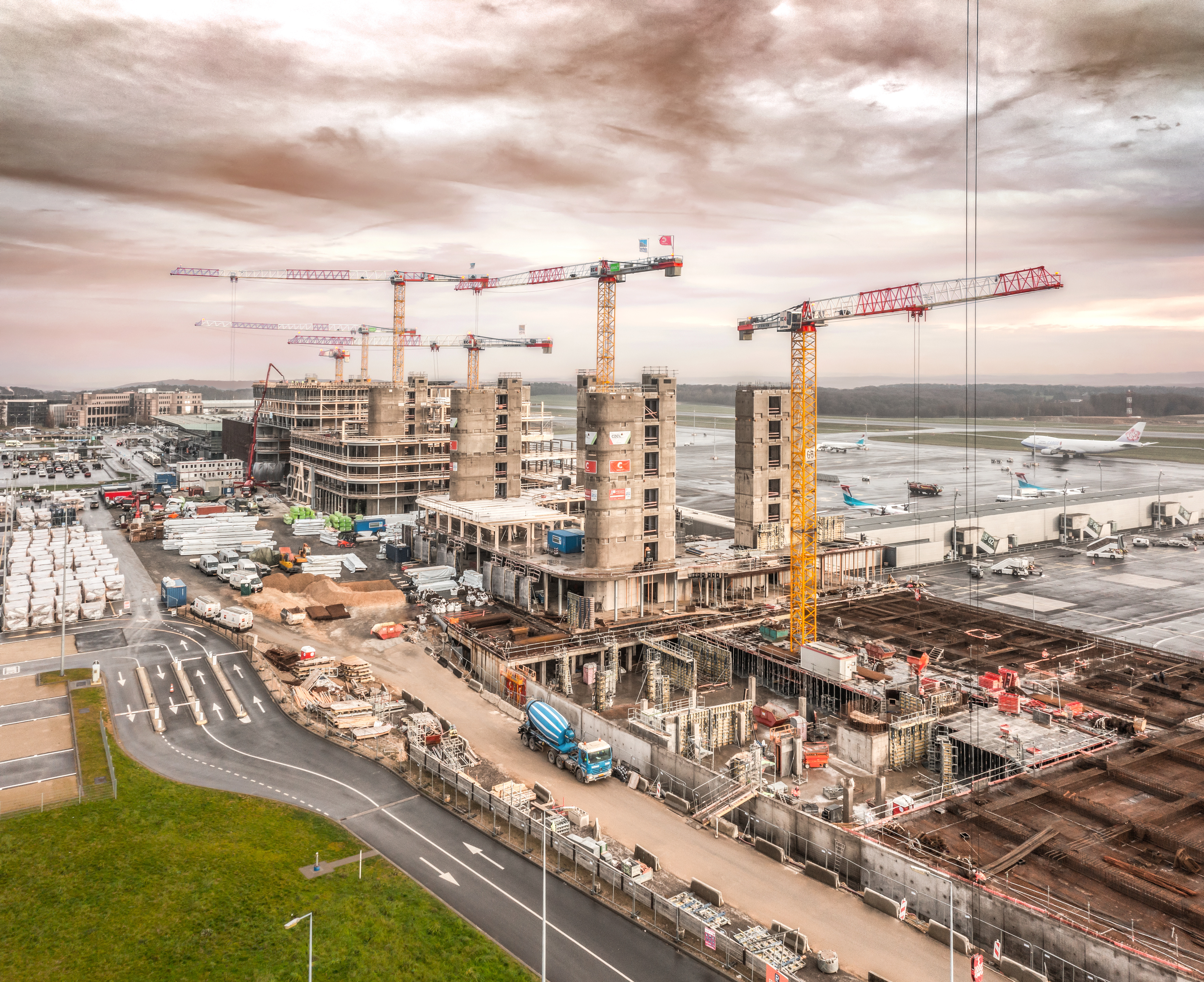 The top-slewing cranes from Liebherr have jibs with aircraft warning paintwork and smart assistance systems for maximum safety. 