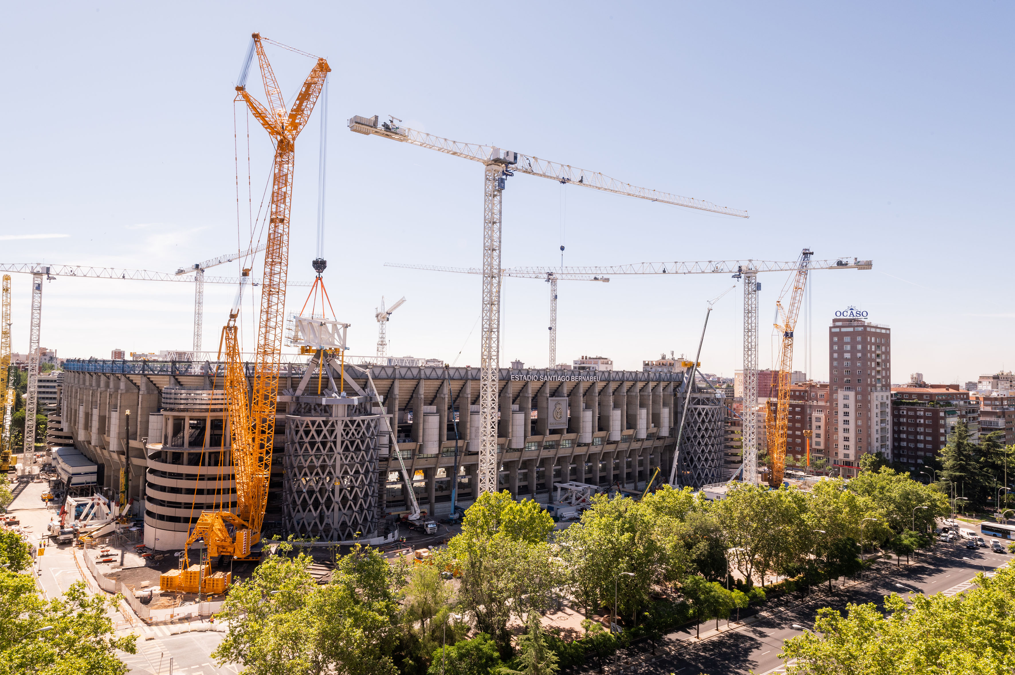 High lifting capacities, constricted site conditions and large radii – the LR 1800-1.0 from Eurogruas 2000 is perfect for the job at the Bernabéu Stadium in Madrid.