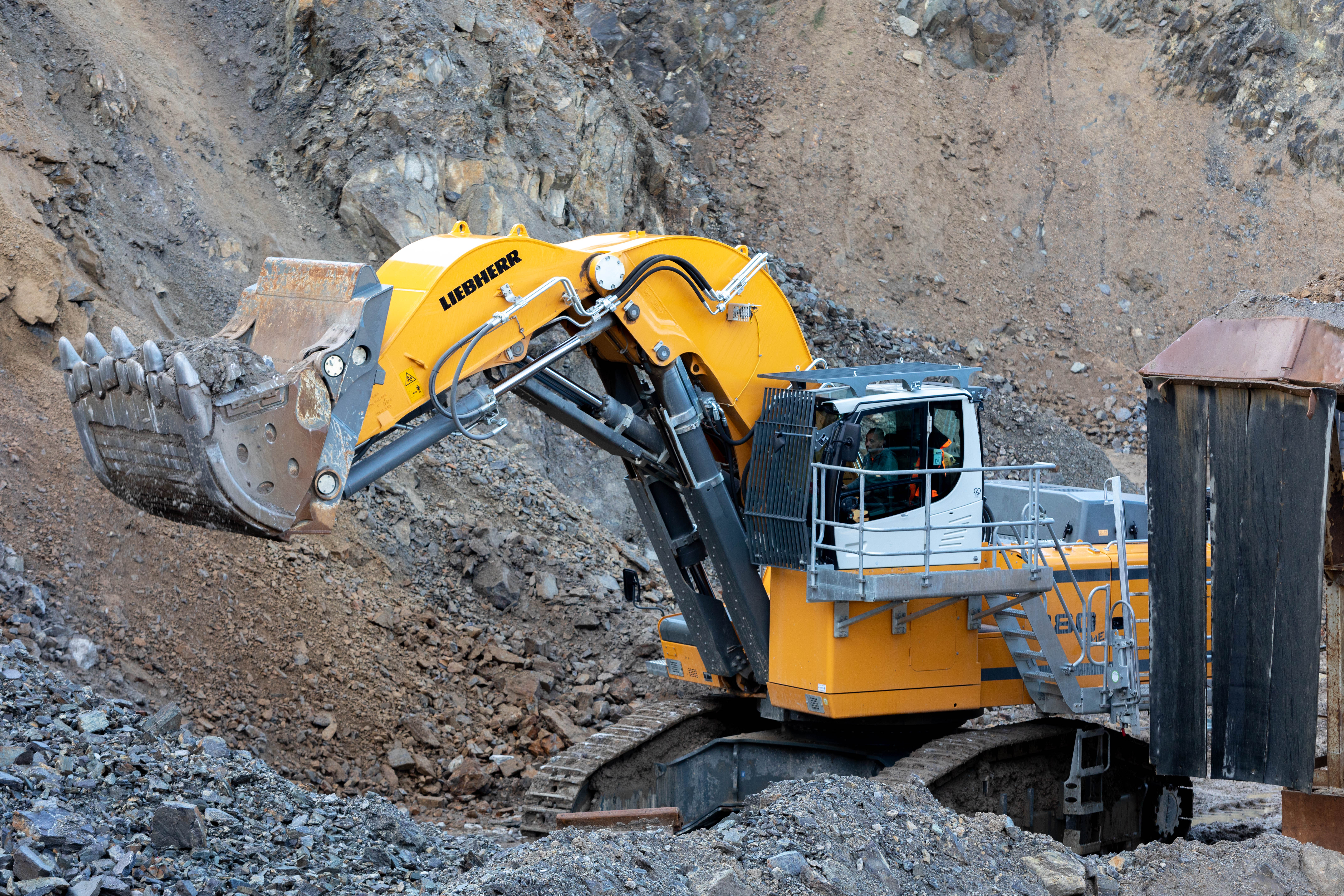 With a total production of around 800,000 tonnes of aggregate a year, Traineau seems more than satisfied with the R 980 SME excavator and its bottom dump shovel.