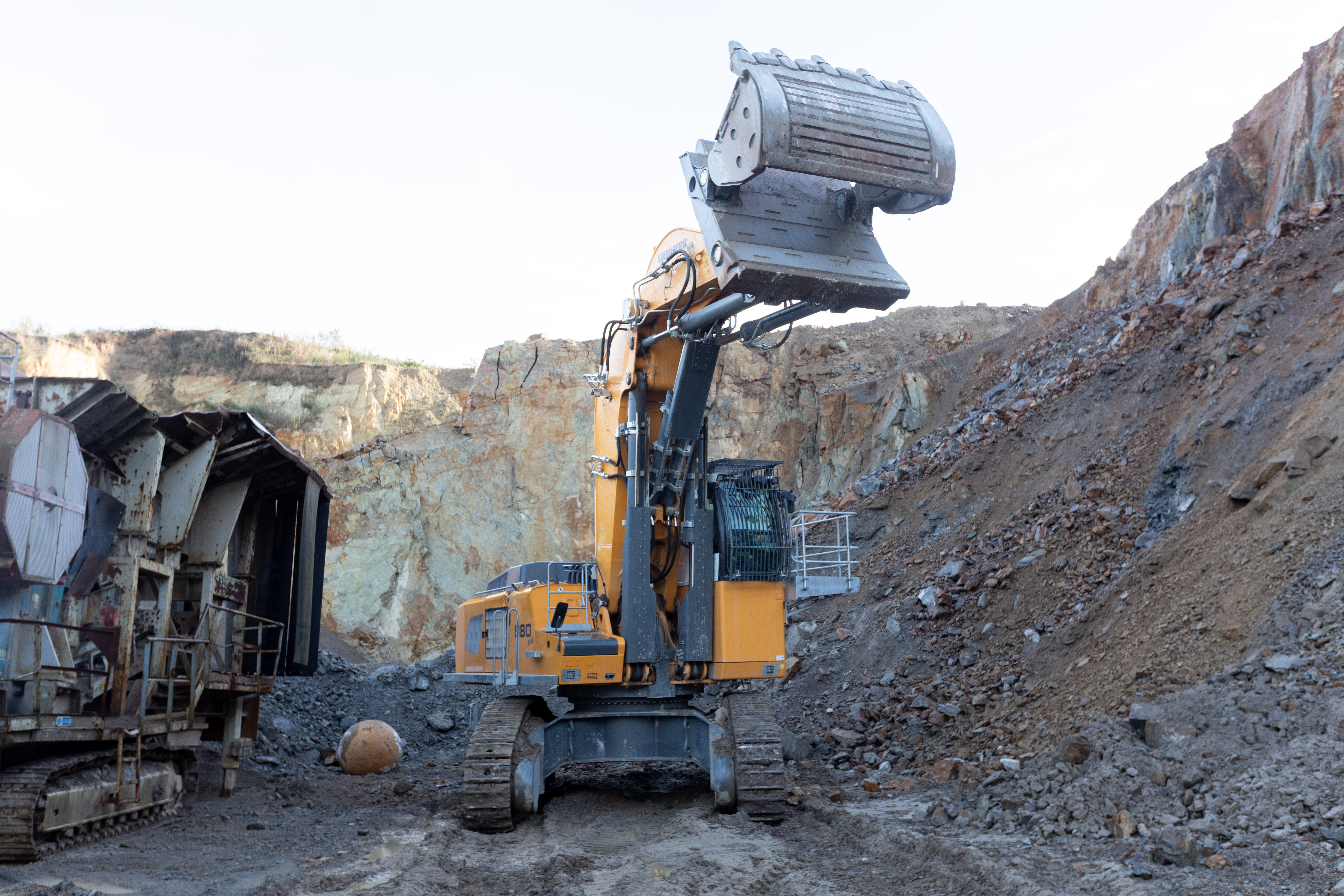  Featuring a bottom dump shovel attachment, this R 980 SME excavator is the first of its type to be delivered in France.