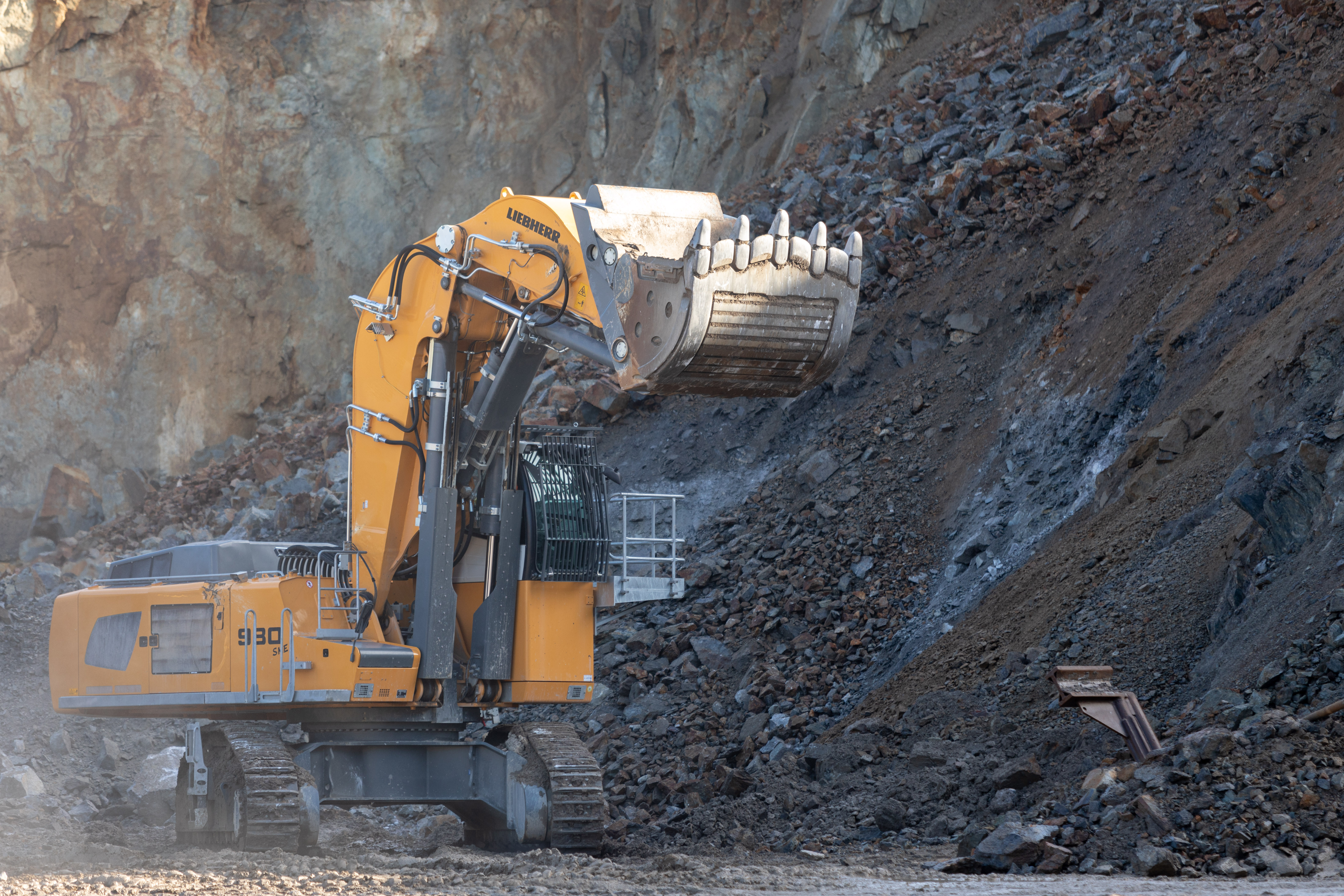  In 455 working hours, the bottom dump shovel attachment made loading work easier and quicker for our customer Traineau.
