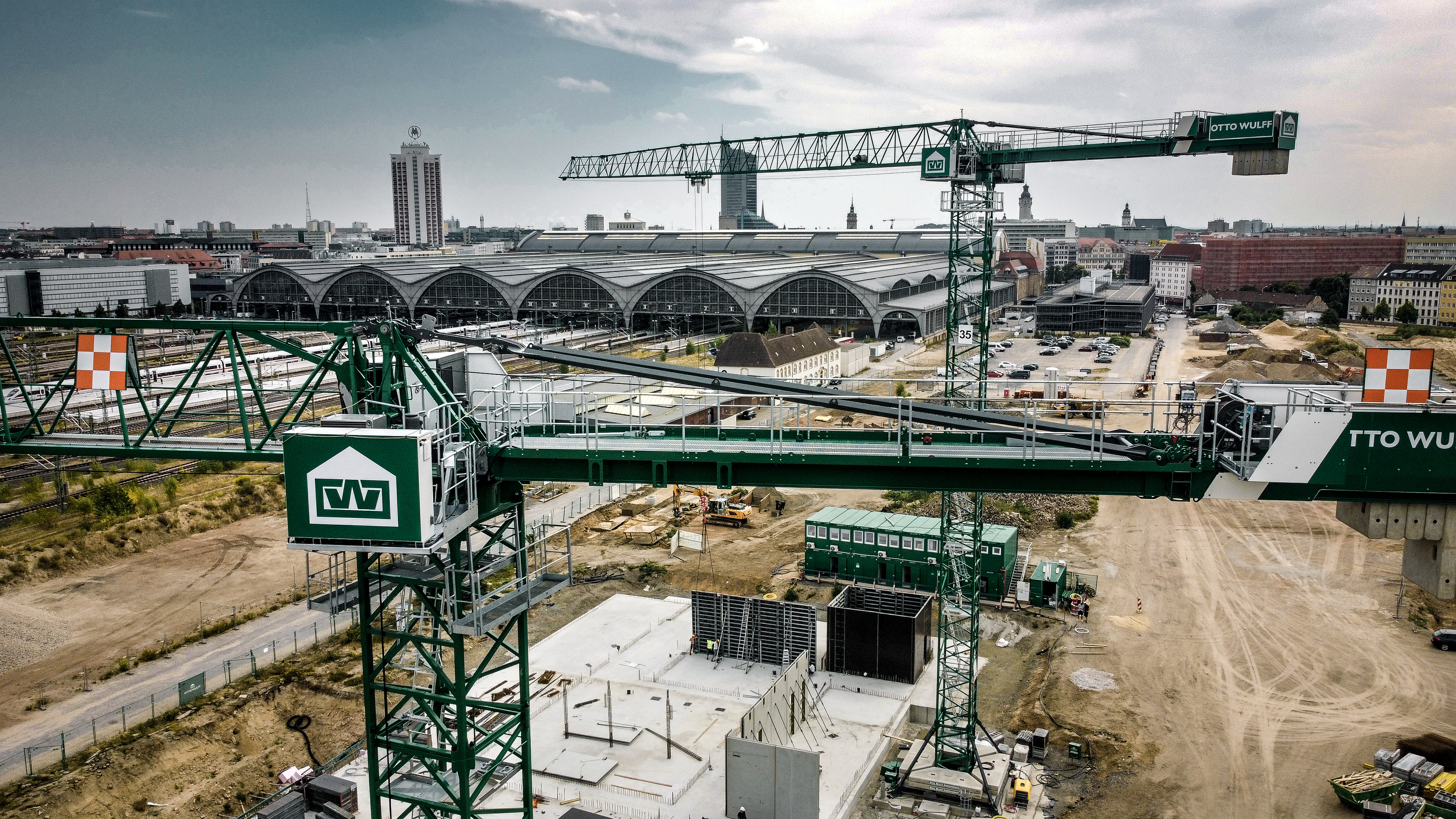 The two new Liebherr cranes are involved in the construction of a new school for the Löwitz quarter near Leipzig’s main railway station.
