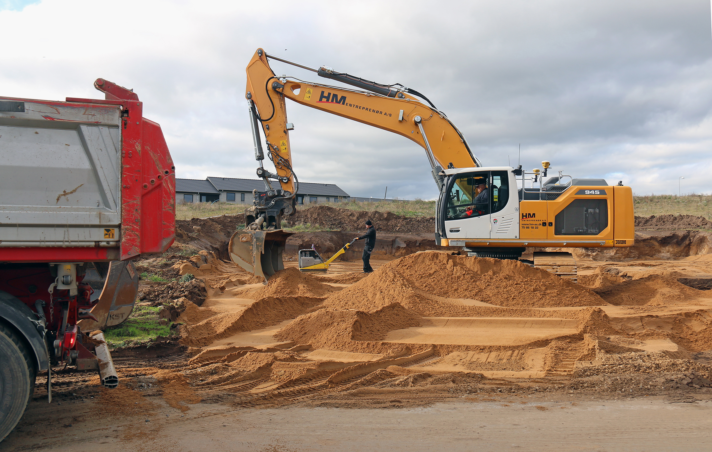 One of HM-Entreprenør's R 945 in Horsens, where the construction company and distributor Liebherr Johs. Møllers Machines is based.