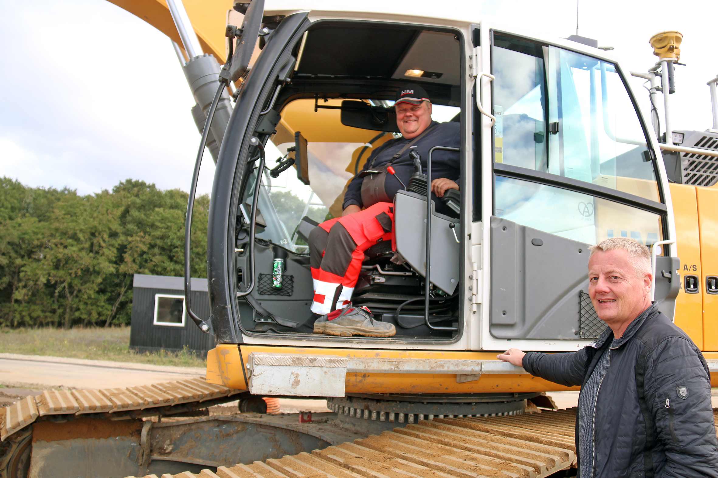 Leif Ejlertzen, coordinator of HM-Entreprenør, talks to Ruben Hom Andersen, operator of one of three Liebherr R 945s.