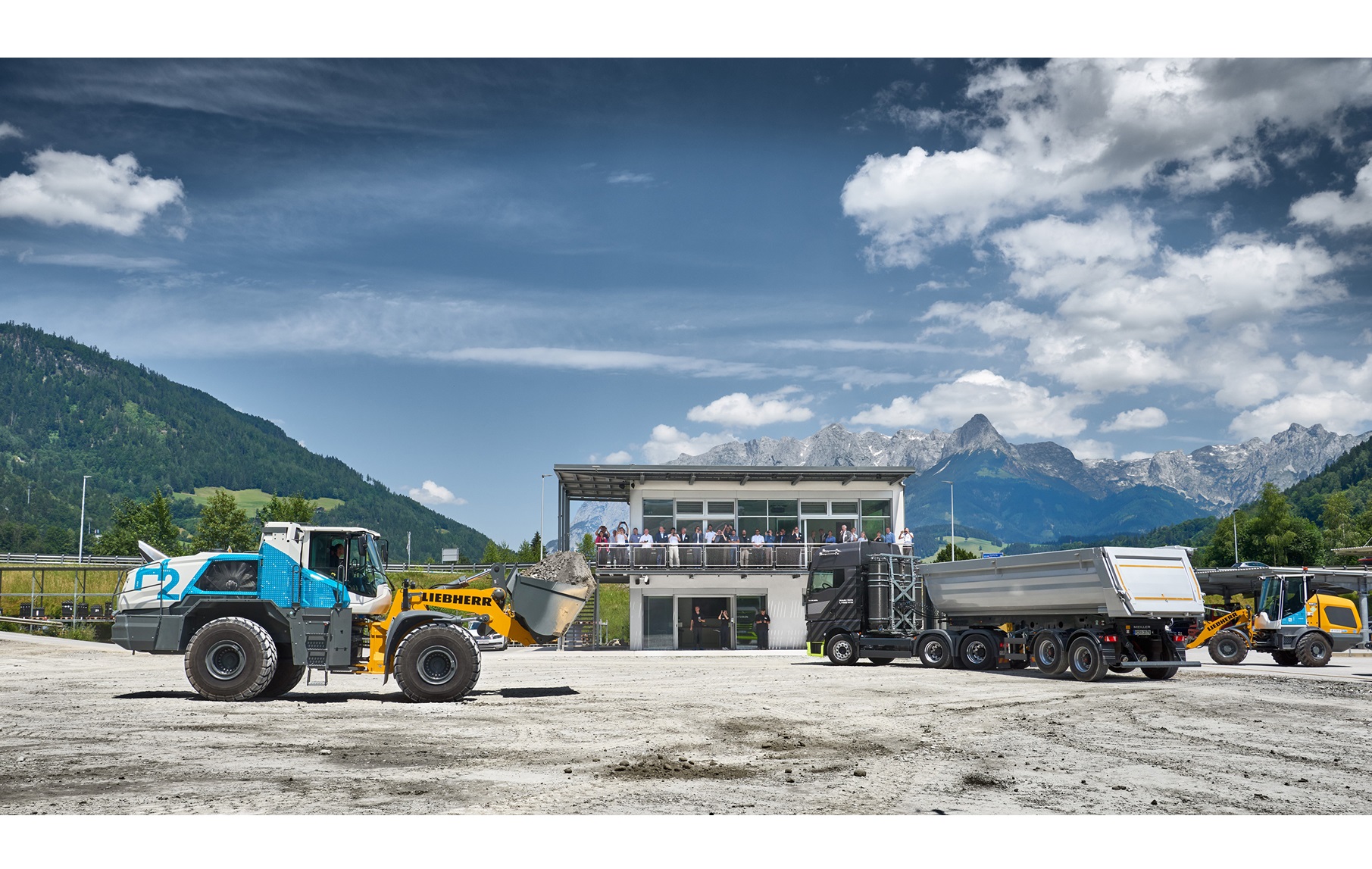 The large wheel loader with hydrogen engine was demonstrated in practical use during a machine show.