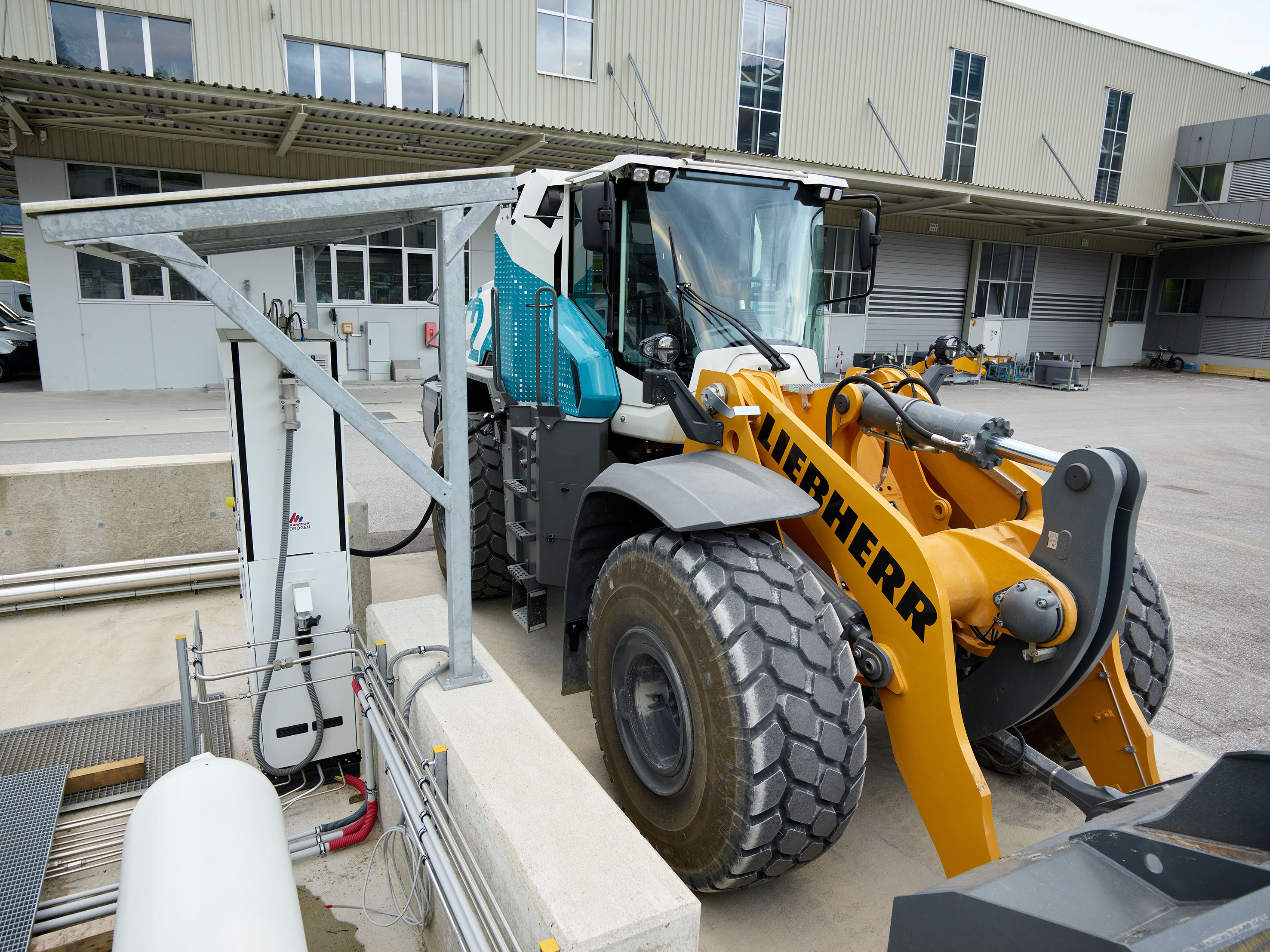  Refuelling takes place at the company's own hydrogen filling station on the Liebherr factory premises.