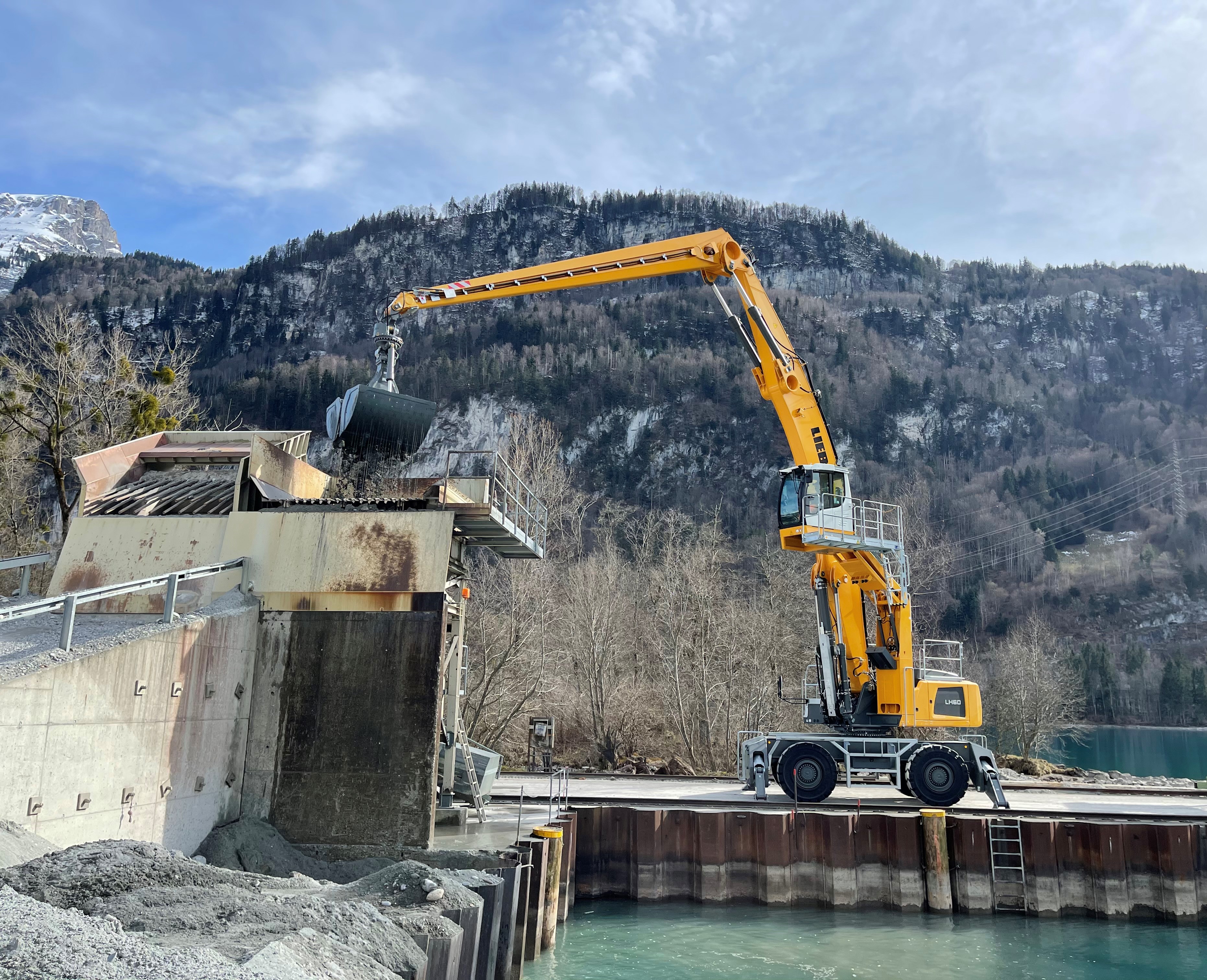 The hydraulic cab elevation gives the machine operator an optimum view of his working area at all times while feeding the gravel plant.