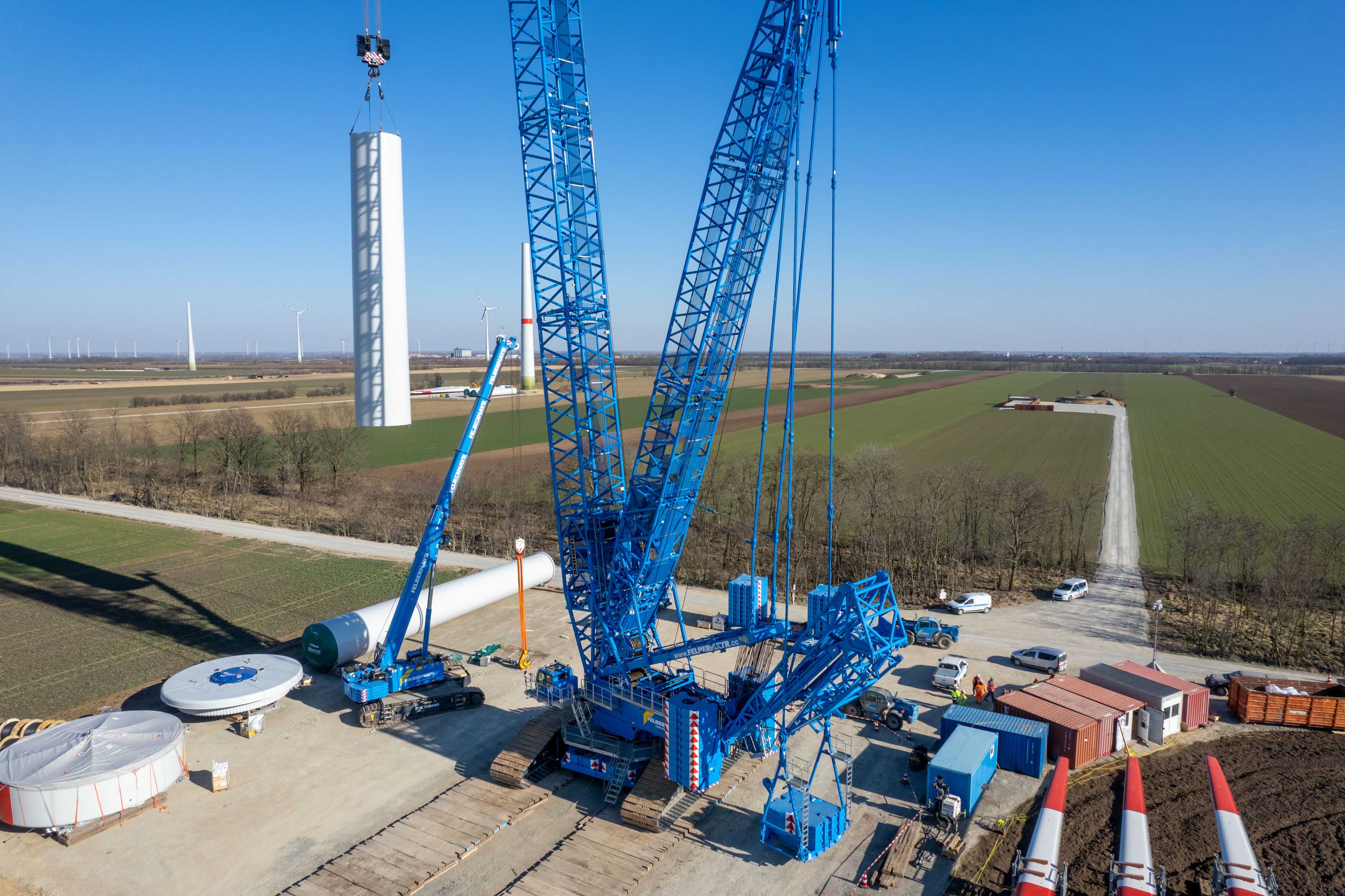 Retracted – the slewing process slides perfectly past containers and vehicles on the site with little space required for the  VarioTray.