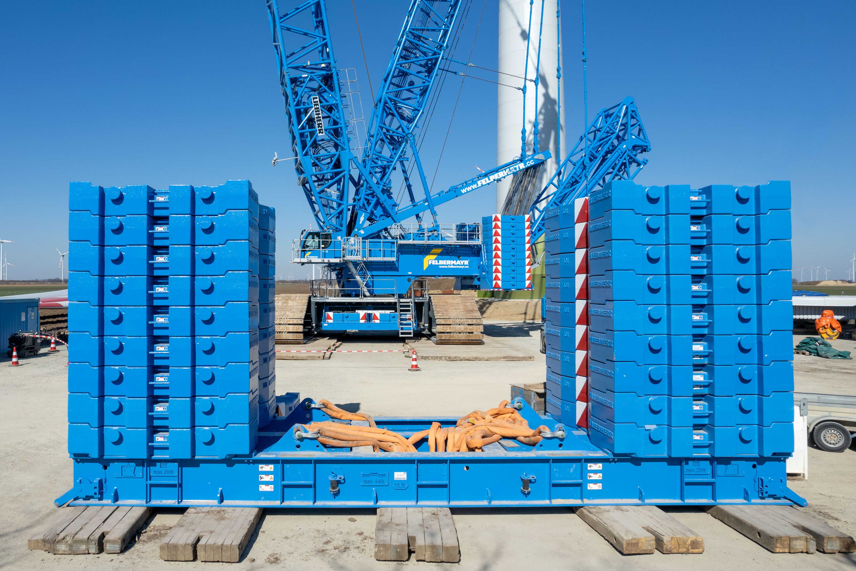 Staying on the ground – the large 450 tonne pallet for the suspended ballast is only required to raise and lower the lattice boom.