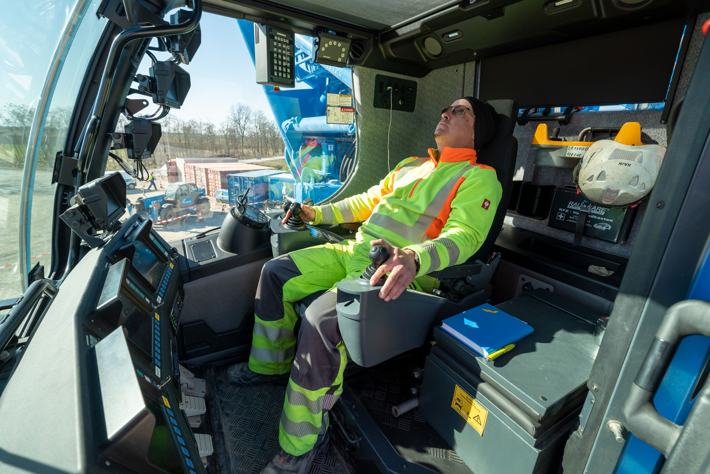 “The V-Frame is tip top” – Gernold Mailänder has been in the operator’s cab of the crawler crane in its blue company livery for  almost a year.