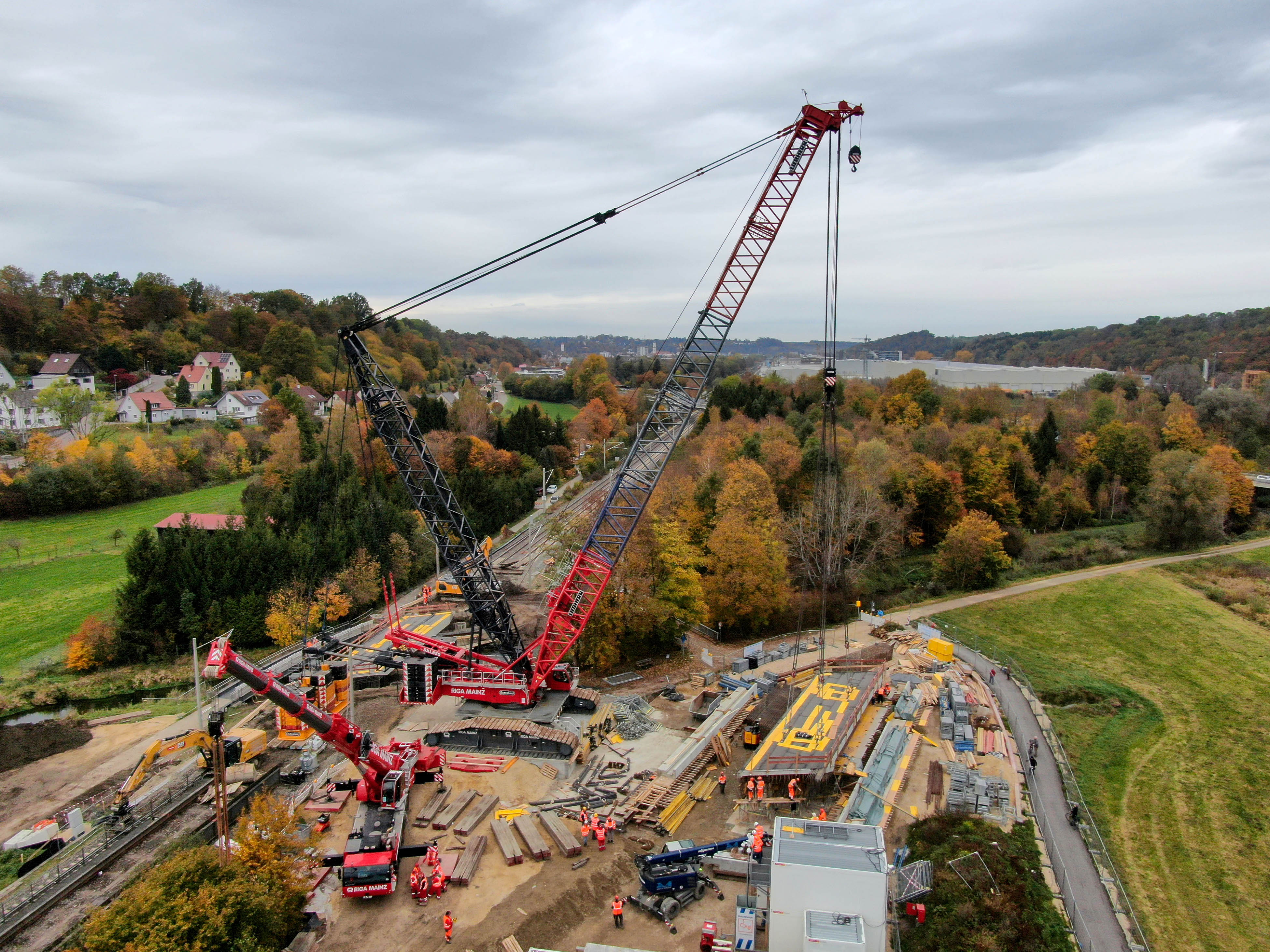 The LR 1750/2 had to move gross loads of around 300 tonnes to a lifting height of up to 27 metres and an outreach of up to 25 metres.