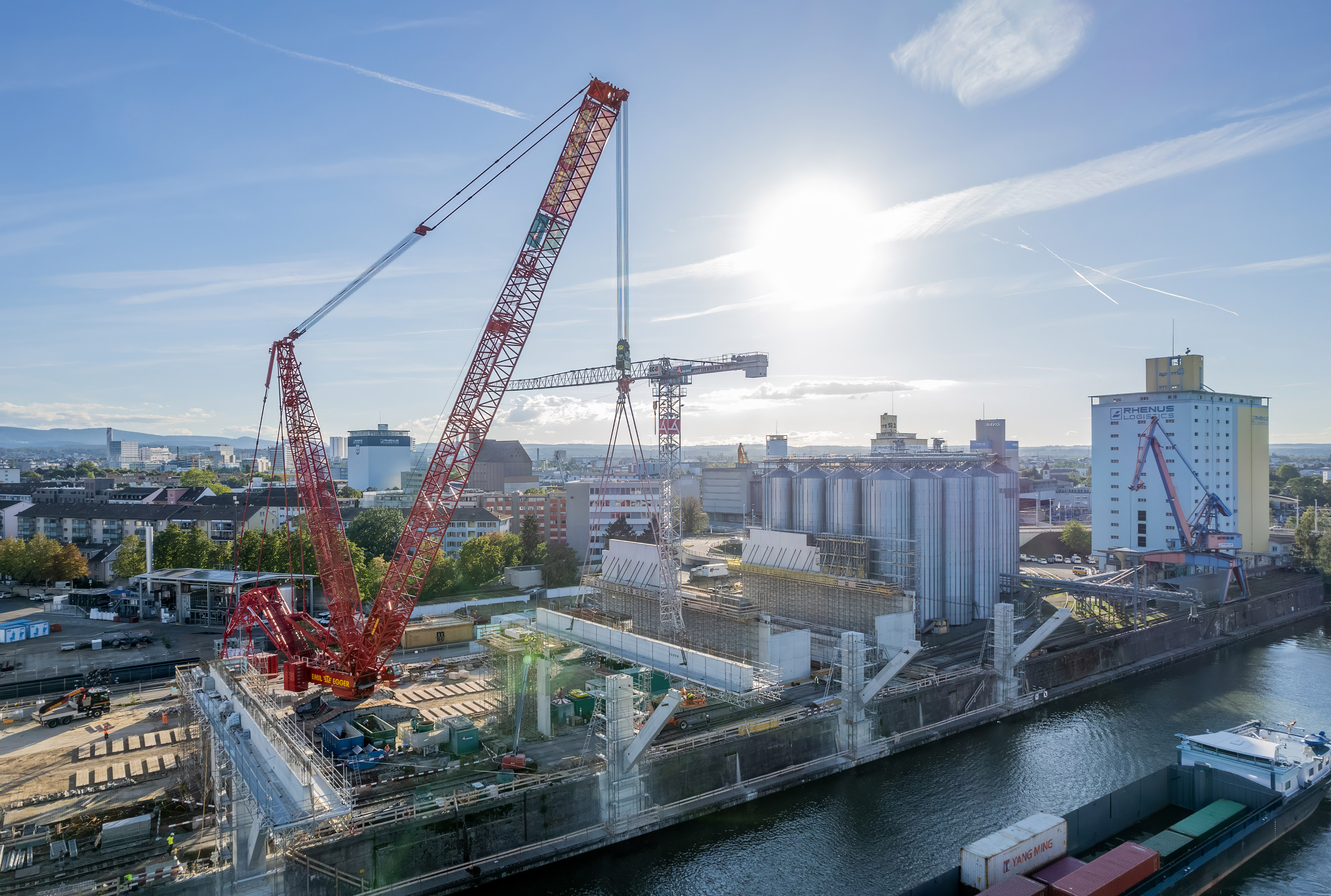 The LR 11000 moves a girder with a gross weight of 211 tonnes over a 59-metre radius.