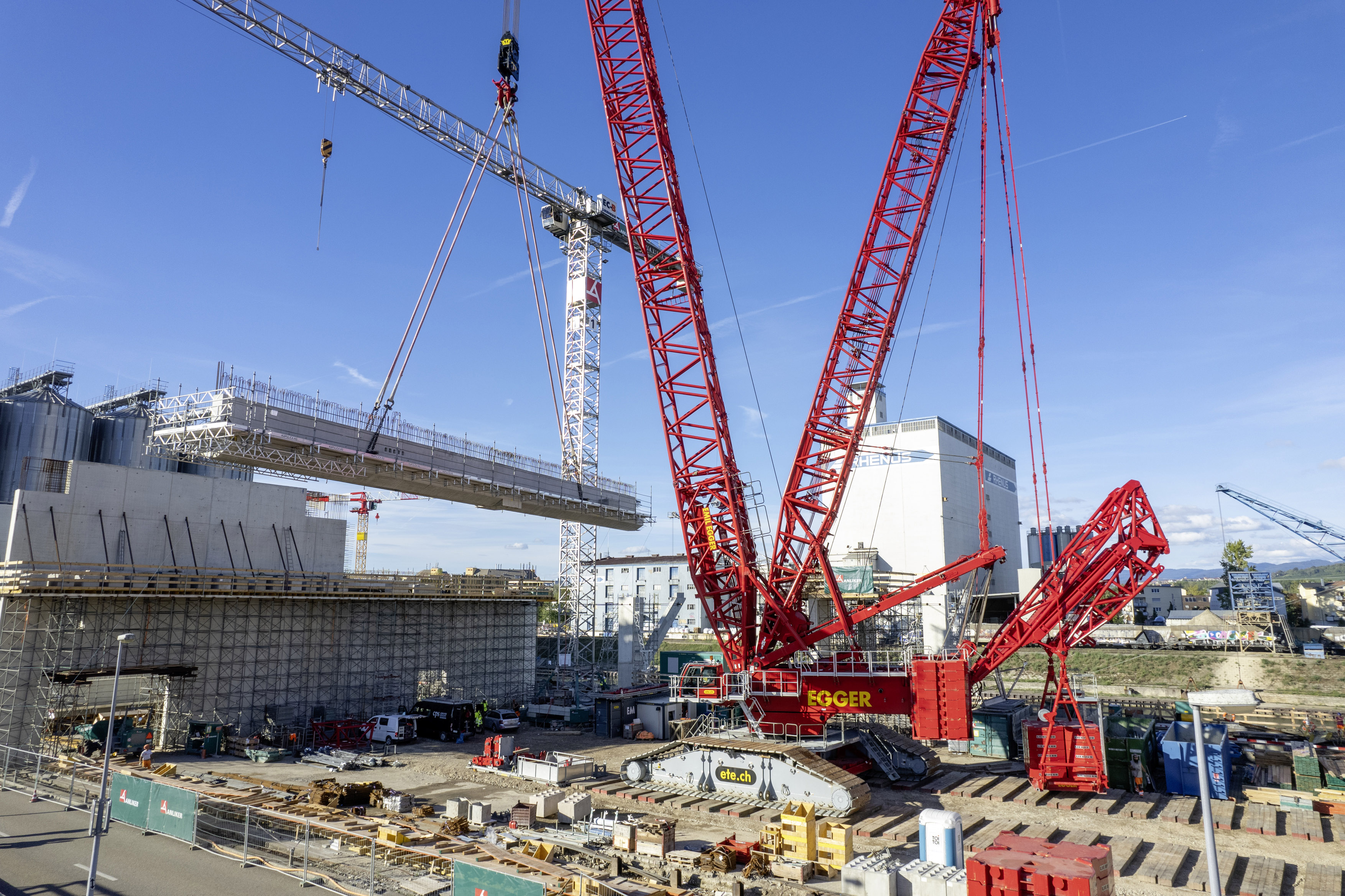 The V-frame allows the ballast radius to be reduced quickly and easily on confined construction sites.