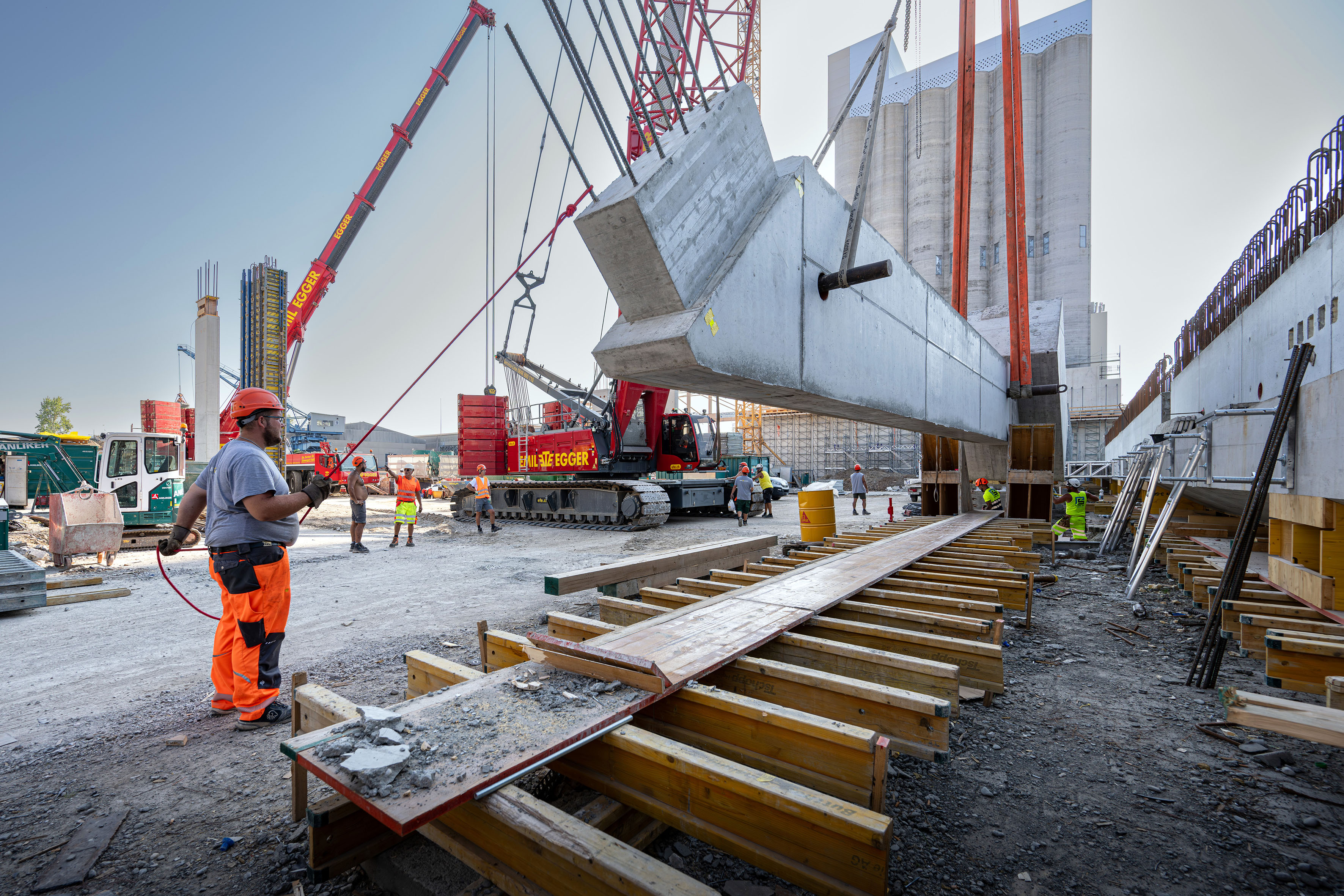 Among other tasks, the LR 1250 removed the formwork from the 64-tonne diagonal supports (fabricated on-site) and moved them within the construction site.